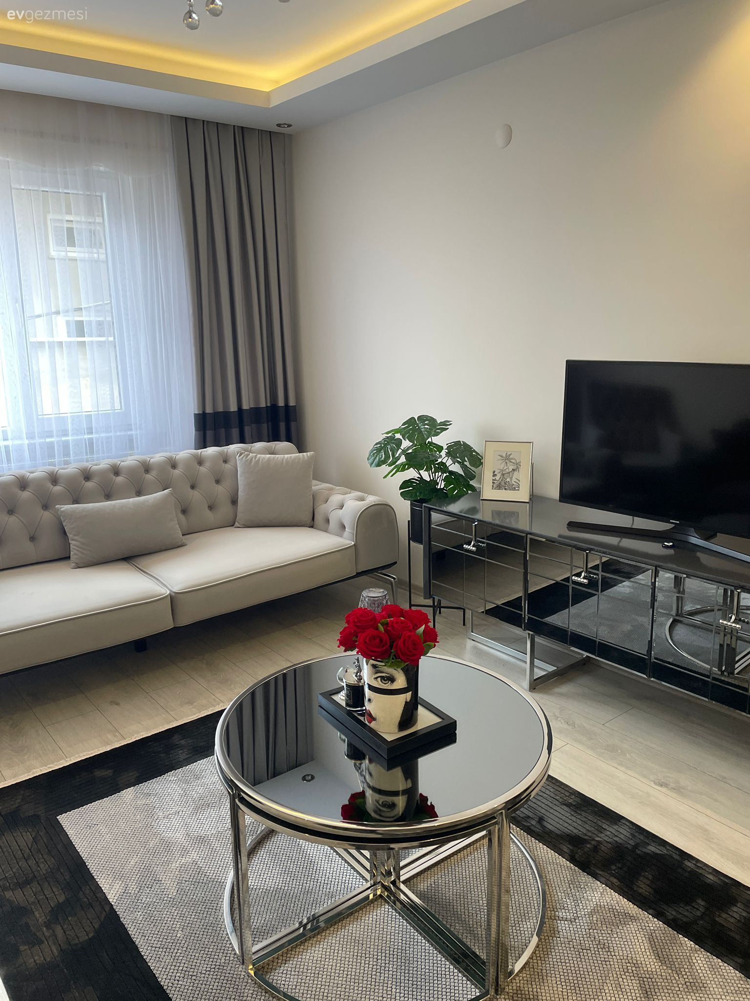 Salon, Modern, Bej, Gri, Siyah, Koltuk takımı, Tv ünitesi, Tv ünitesi aksesuarları, Ev Aksesuar, Modern chesterfield, Halı, Salon halısı, Orta sehpa, Sehpa, Cam orta sehpa, Fon perde, Perde, Tül perde, Ev bitkisi, Kırlent, Ev tekstili, Led aydınlatma, Aydınlatma