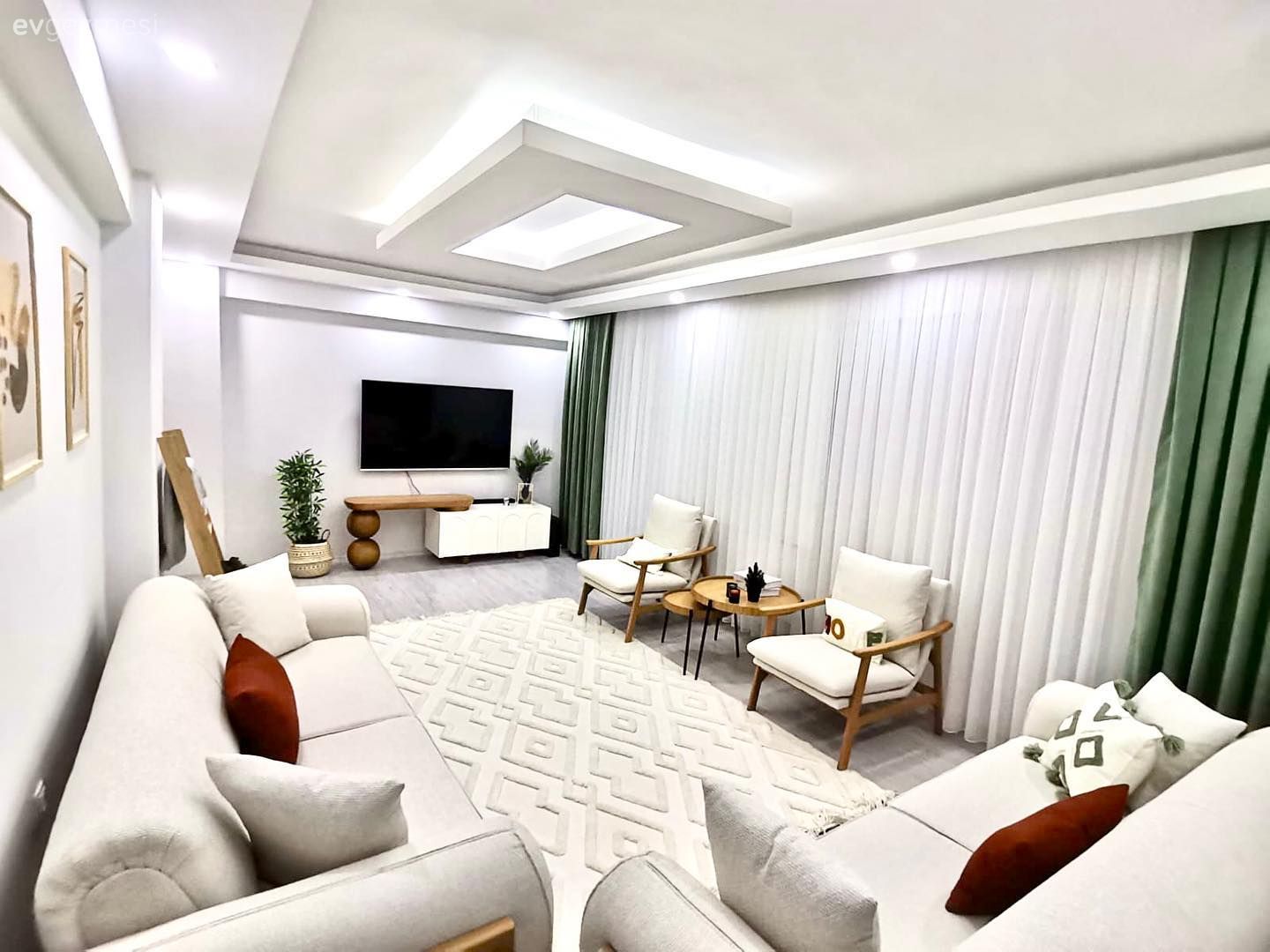 Salon, Bohem Dekorasyon, Beyaz, Yeşil, Koltuk takımı, Fon perde, Perde, Tül perde, Led aydınlatma, Aydınlatma, Berjer, Dekoratif Objeler, Kırlent, Ev tekstili, Tv ünitesi, Tv ünitesi aksesuarları, Ev Aksesuar