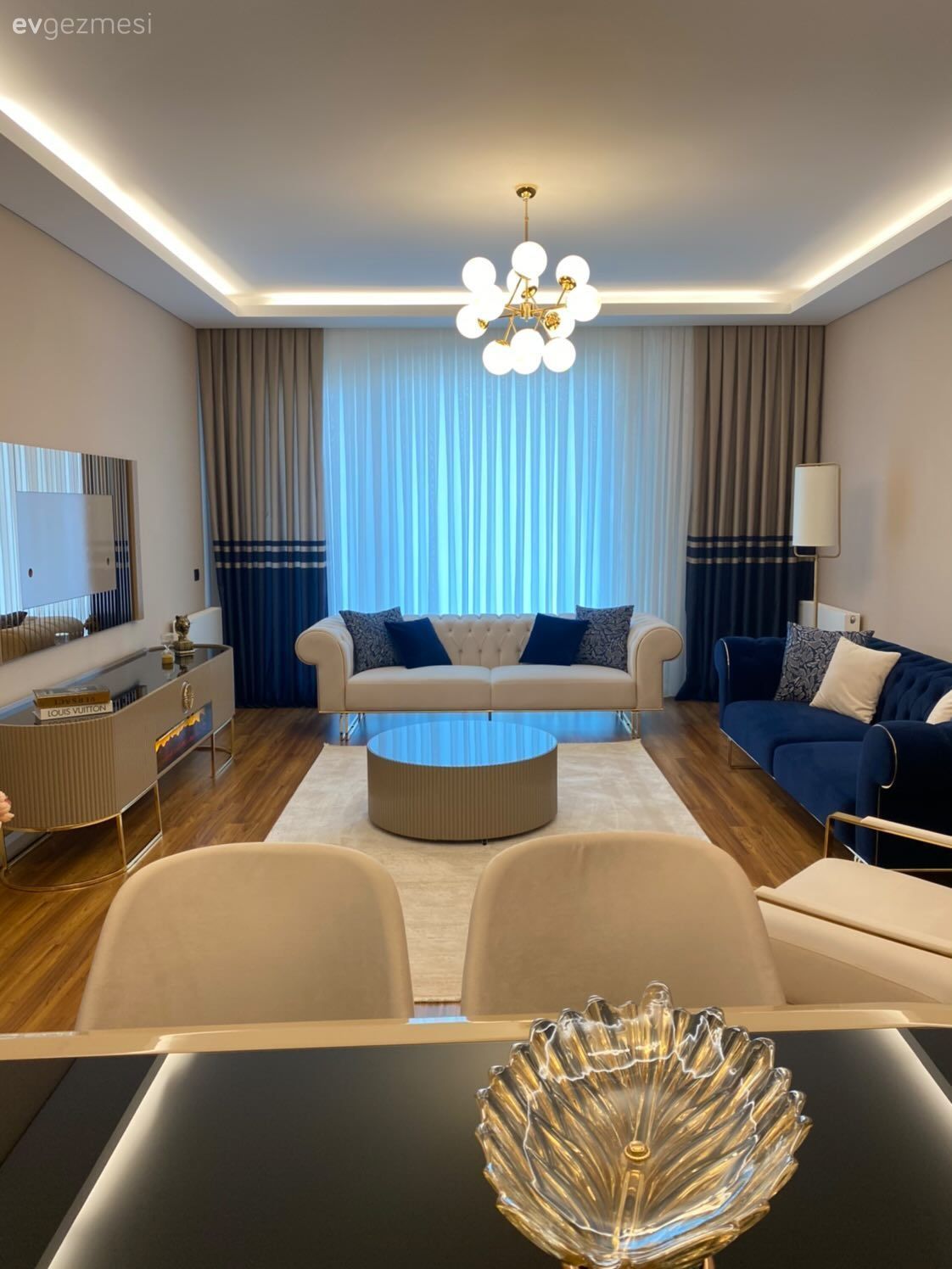 Salon, Modern, Art deko, Vizon, Fon perde, Perde, Tül perde, Koltuk takımı, Orta sehpa, Sehpa, Halı, Salon halısı, Tv ünitesi, Tv ünitesi aksesuarları, Ev Aksesuar, Sandalye, Yemek masası, Avize, Aydınlatma, Led aydınlatma, Parke, Lambader