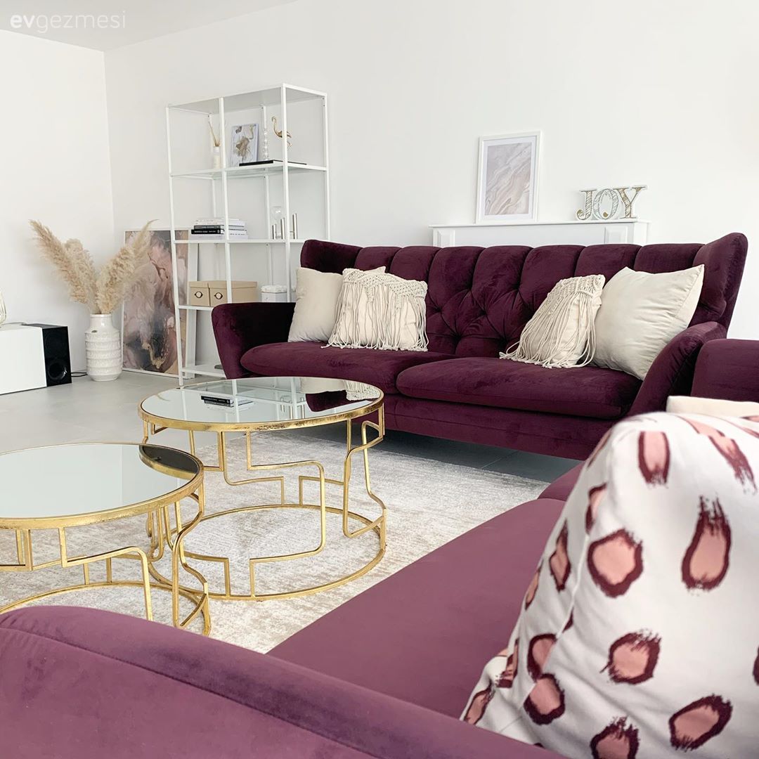 Salon, Modern klasik, Bordo, Altın, Beyaz, Koltuk takımı, Tablo, Duvar dekorasyonu, Tül perde, Perde, Kırlent, Ev tekstili, Halı, Salon halısı, Orta sehpa, Sehpa, Metal ayaklı sehpa, Açık raf, Duvar rafı, Vazo, Ev Aksesuar, Pampas otu