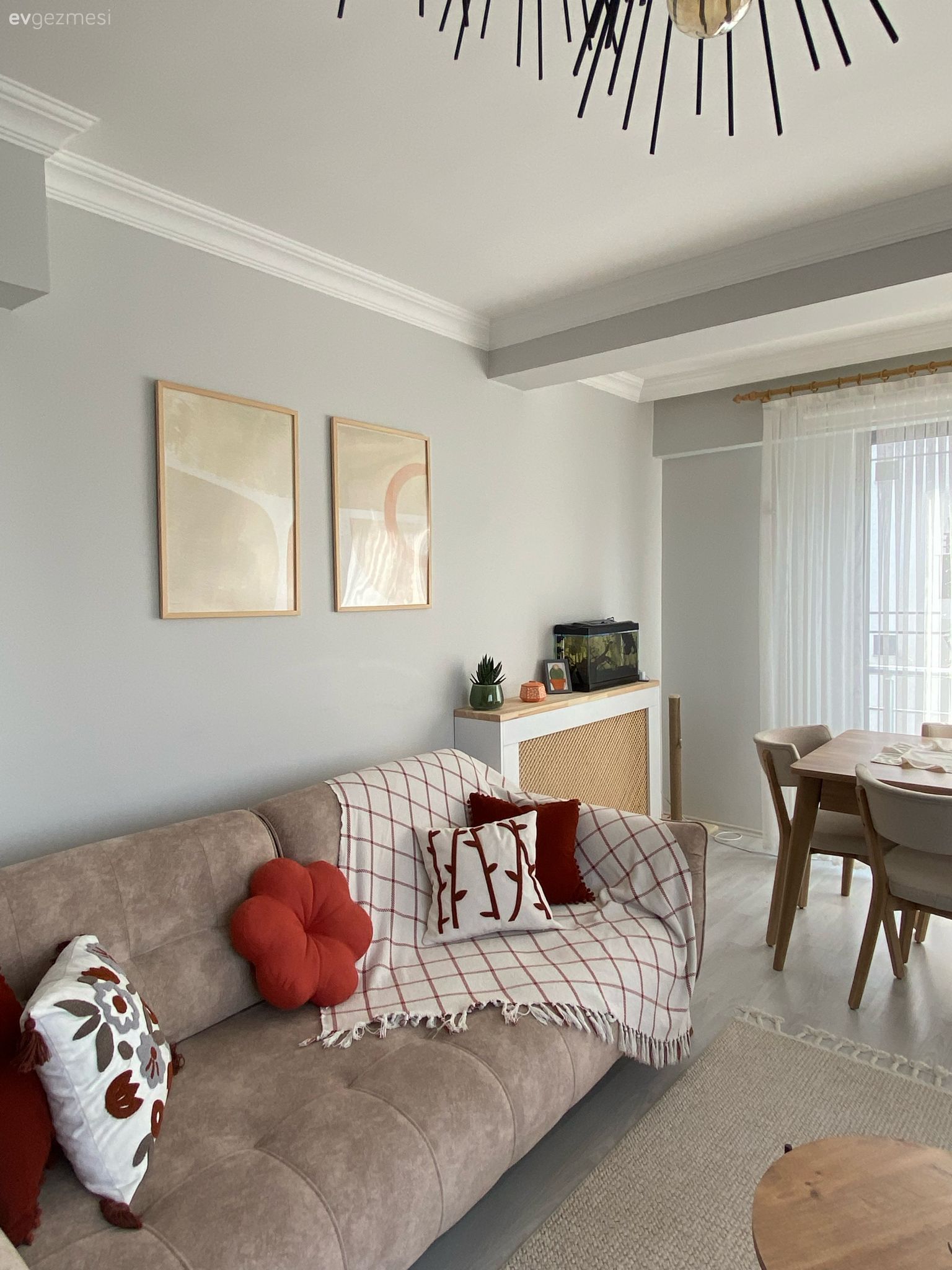 Çerçeve, Sandalye, Yemek masası, Tül perde, Perde, Koltuk takımı, Kırlent, Ev tekstili, Orta sehpa, Sehpa, Halı, Salon halısı, Dekoratif Objeler