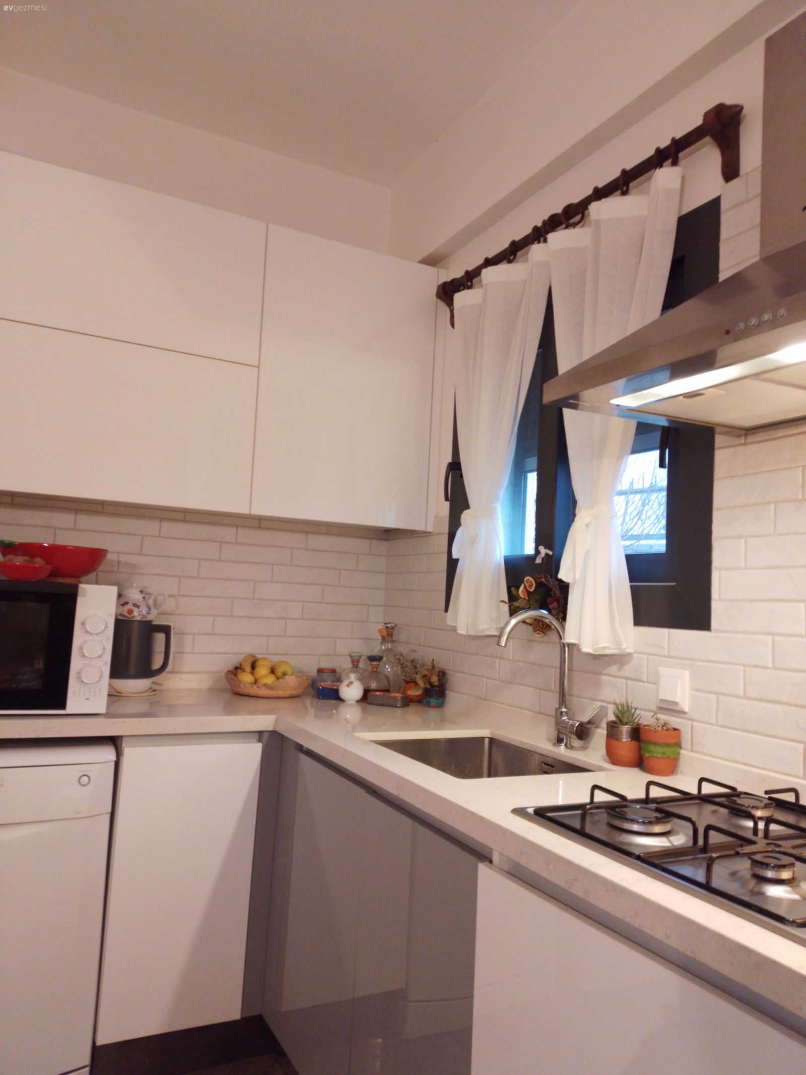 Mutfak, Modern, Kulpsuz mutfak dolabı, Gri, Beyaz, Mutfak perdesi, Davlumbaz, Mutfak tezgahı, Mutfak tezgah arası, Tezgah arası seramik