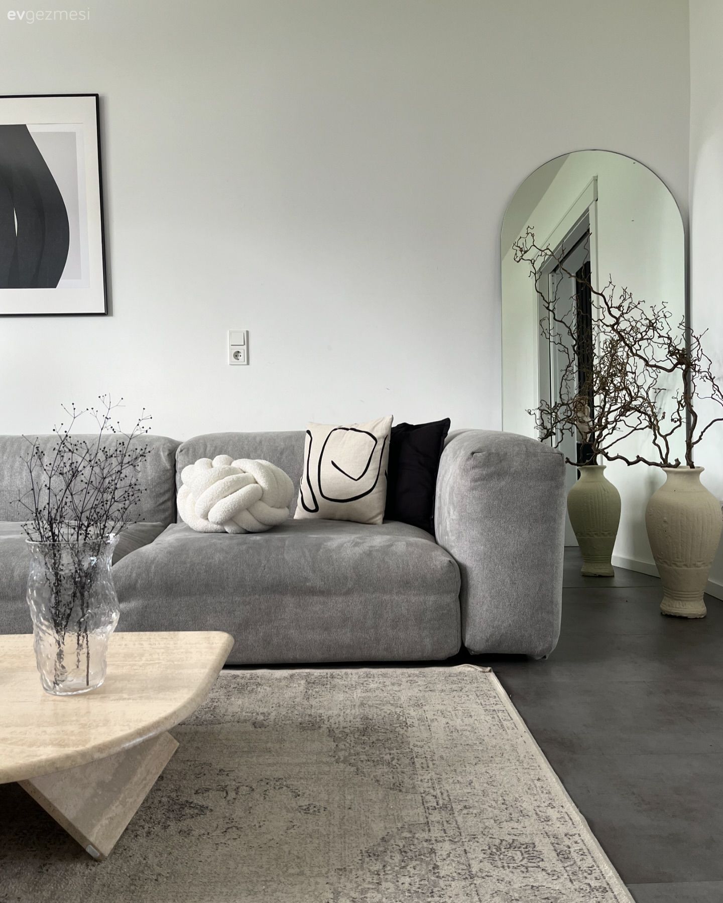 Salon, Modern, Gri, Siyah, Beyaz, Boy aynası, Ayna, Koltuk takımı, Tablo, Duvar dekorasyonu, Kırlent, Ev tekstili, Halı, Vazo, Ev Aksesuar, Orta sehpa, Sehpa, Siyah- Beyaz