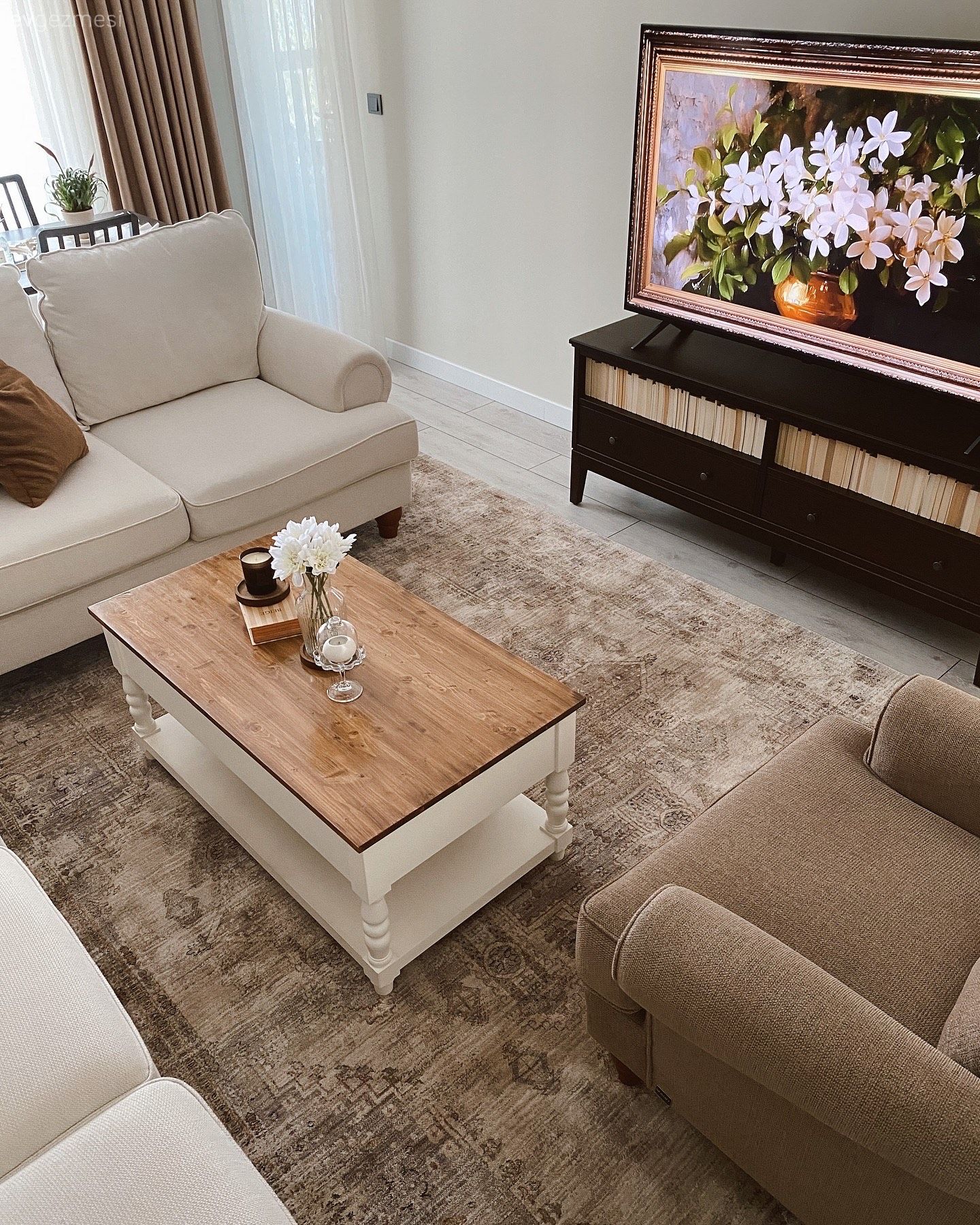 Bu İskandinav Evde Kahverengi ve Beyaz Uyumu Hakim