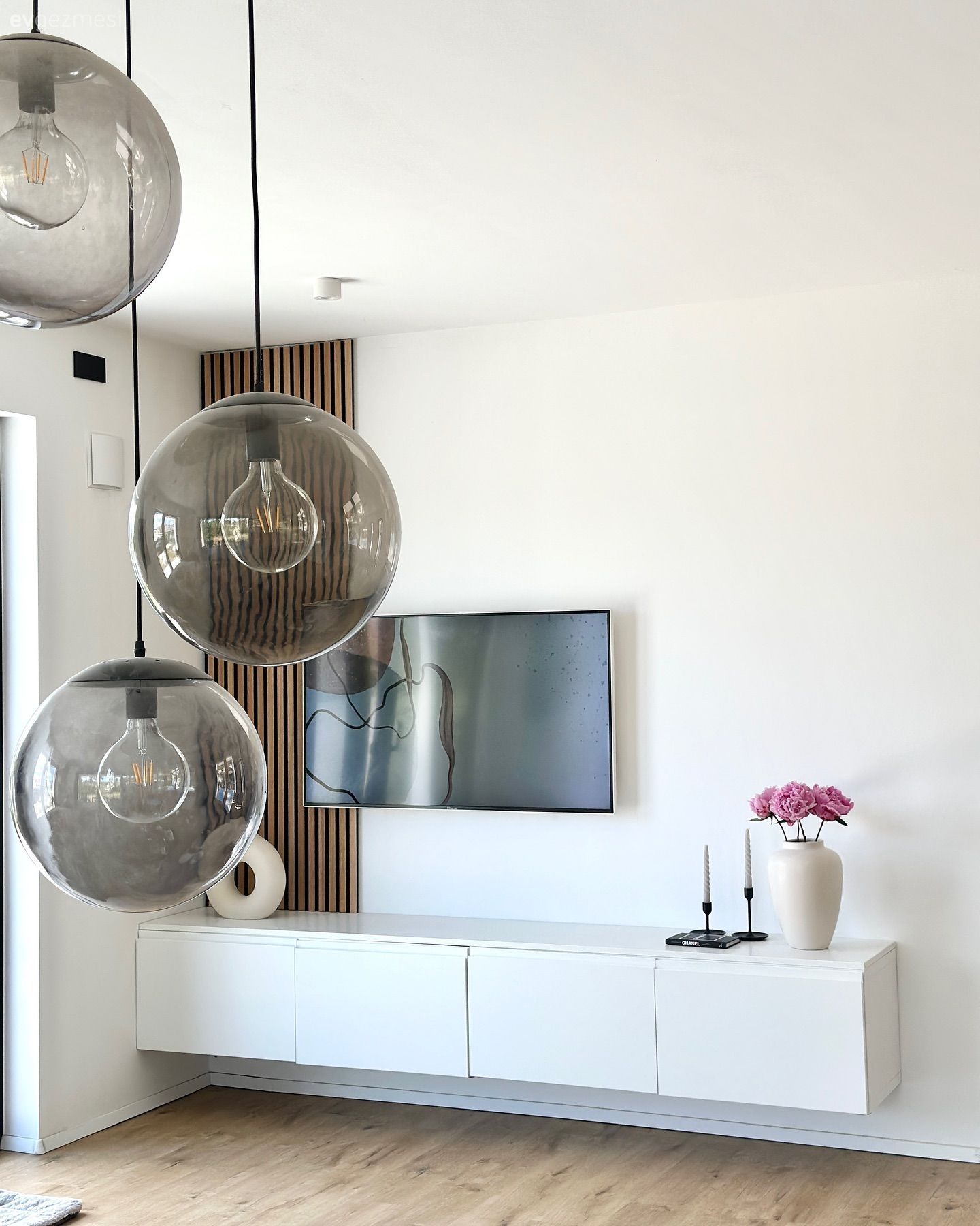 Bu Yüksek Tavanlı Evde Modern Stil Oldukça Belirgin!