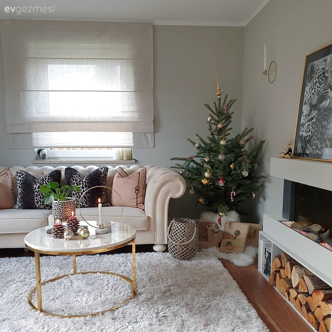 Salon, İskandinav, Beyaz, Bej, Koltuk takımı, Shaggy halı, Halı, Salon halısı, Orta sehpa, Sehpa, Yuvarlak sehpa, Metal ayaklı sehpa, Katlamalı perde, Perde, Şömine, Çam ağacı