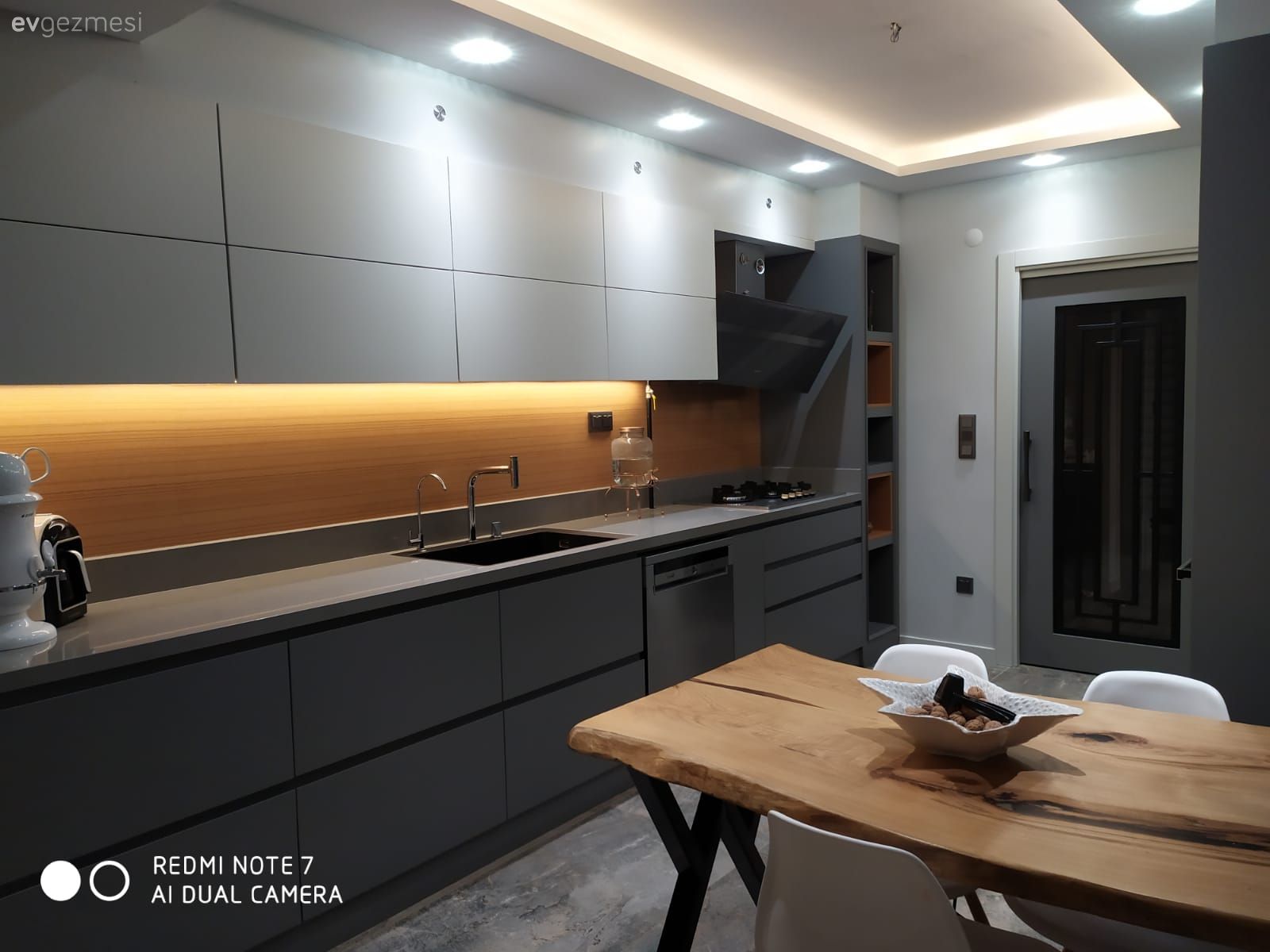 Mutfak, Modern mutfak, Kulpsuz mutfak dolabı, Gri, Antrasit  , Beyaz, Kahverengi, Mutfak tezgahı, Mutfak tezgah arası, Spot aydınlatma, Aydınlatma, Led aydınlatma, Mutfak masası, Sandalye, Masif ahşap
