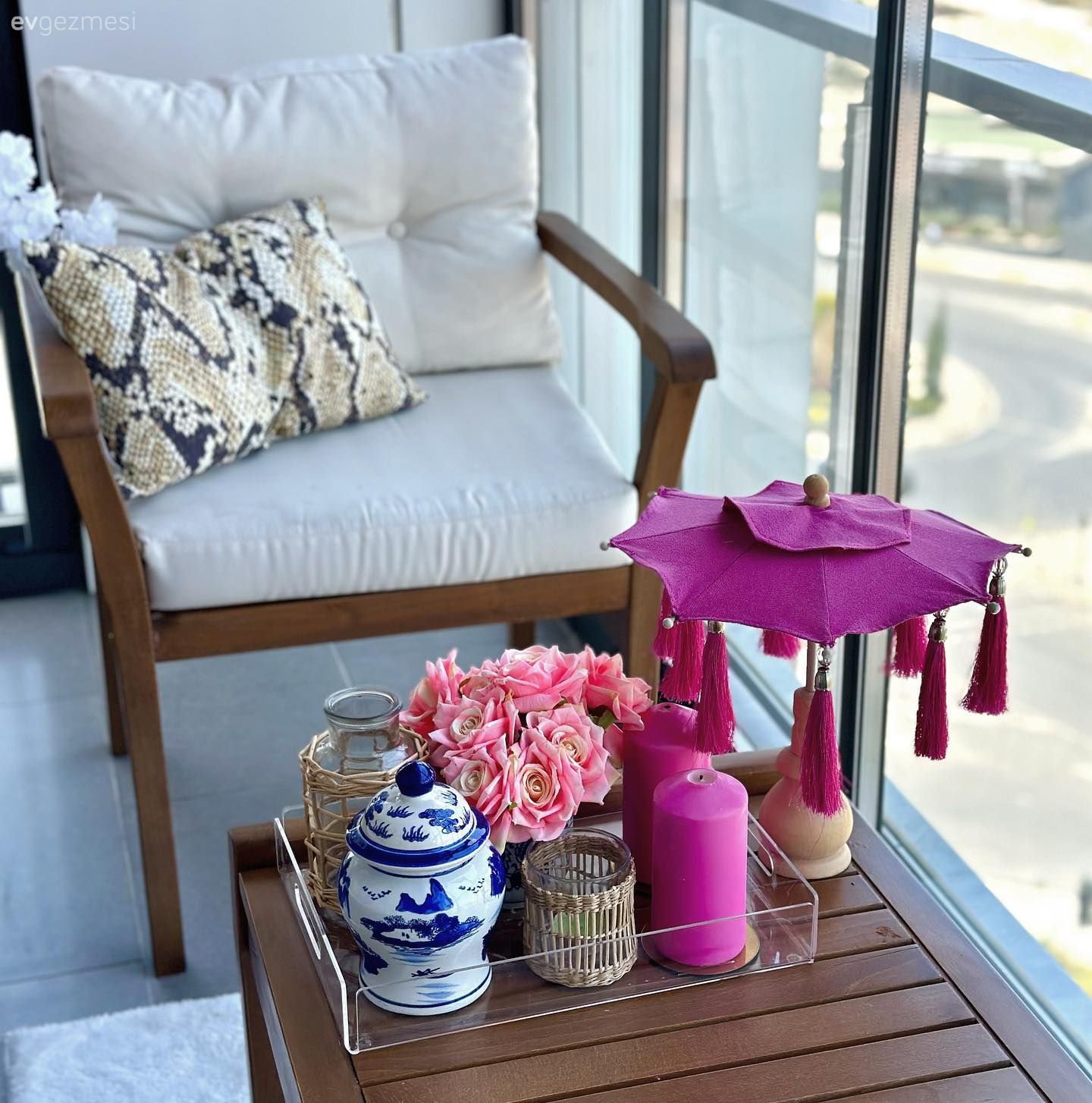 Balkon, Beyaz, Balkon masası, Pembe, Çiçekler, Kırlent, Ev tekstili, Sandalye