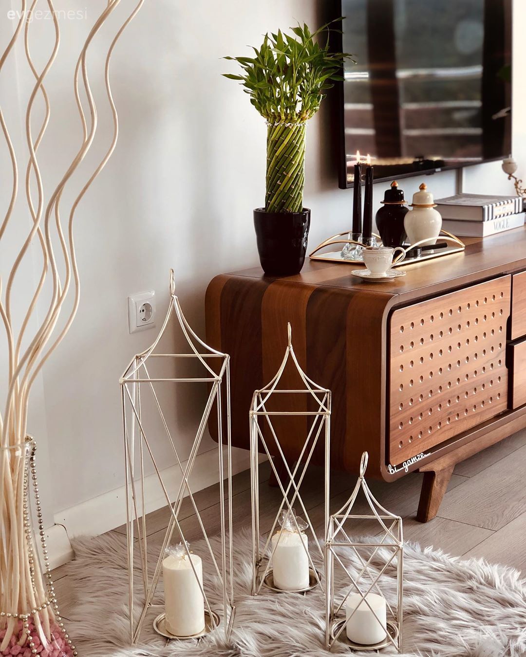 Tv ünitesi, Tv ünitesi aksesuarları, Ev Aksesuar, Beyaz, Kahverengi, Siyah, Peluş, Fener, Vazo, Mumluk