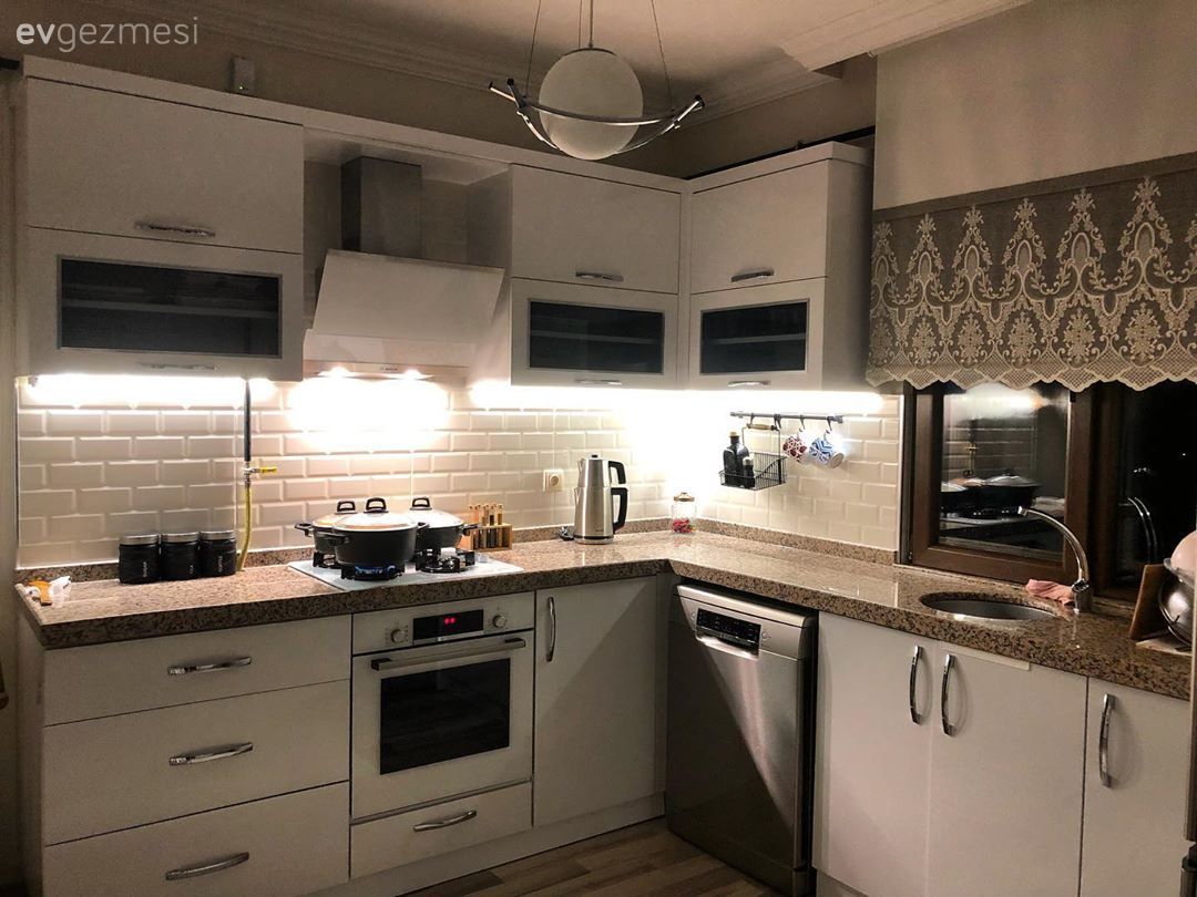 Mutfak, Beyaz mutfak, Mutfak tezgahı, Mutfak tezgah arası, Metro seramik, Seramik, Mutfak perdesi, Avize, Aydınlatma, Mutfak Avize Modelleri, Davlumbaz, Pencere önü eviye, Eviye 