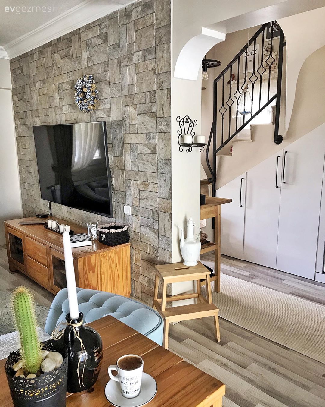 Salon, Dubleks evler, Taş duvar, Duvar dekorasyonu, Tv ünitesi, Tv ünitesi aksesuarları, Ev Aksesuar, Vazo, Ahşap Mobilya, Mavi, Kahverengi