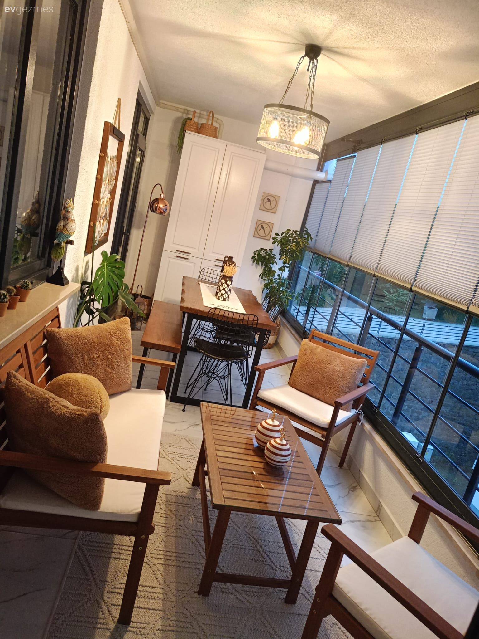 Balkon, Beyaz, Kahverengi, Balkon oturma grubu, Balkon masası, Ev bitkisi, Kapalı teras, Plise perde, Perde