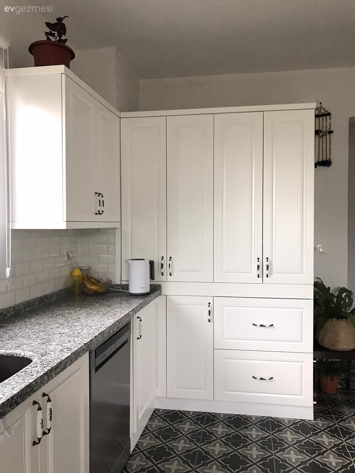 Mutfak, Beyaz mutfak, Shaker kapaklı dolaplar, Beyaz, Büyük mutfak, Mutfak tezgahı, Siyah tezgah, Metro seramik, Seramik, Mutfak tezgah arası, Mutfak zemin seramikleri