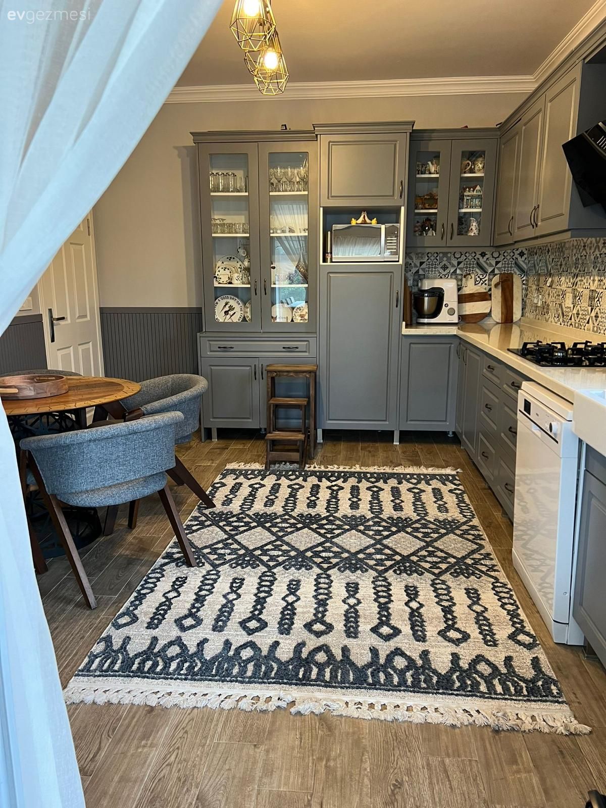 Müstakil Ev Modelleri: Grinin 50 Tonunu Barındıran Çiftlik Evi