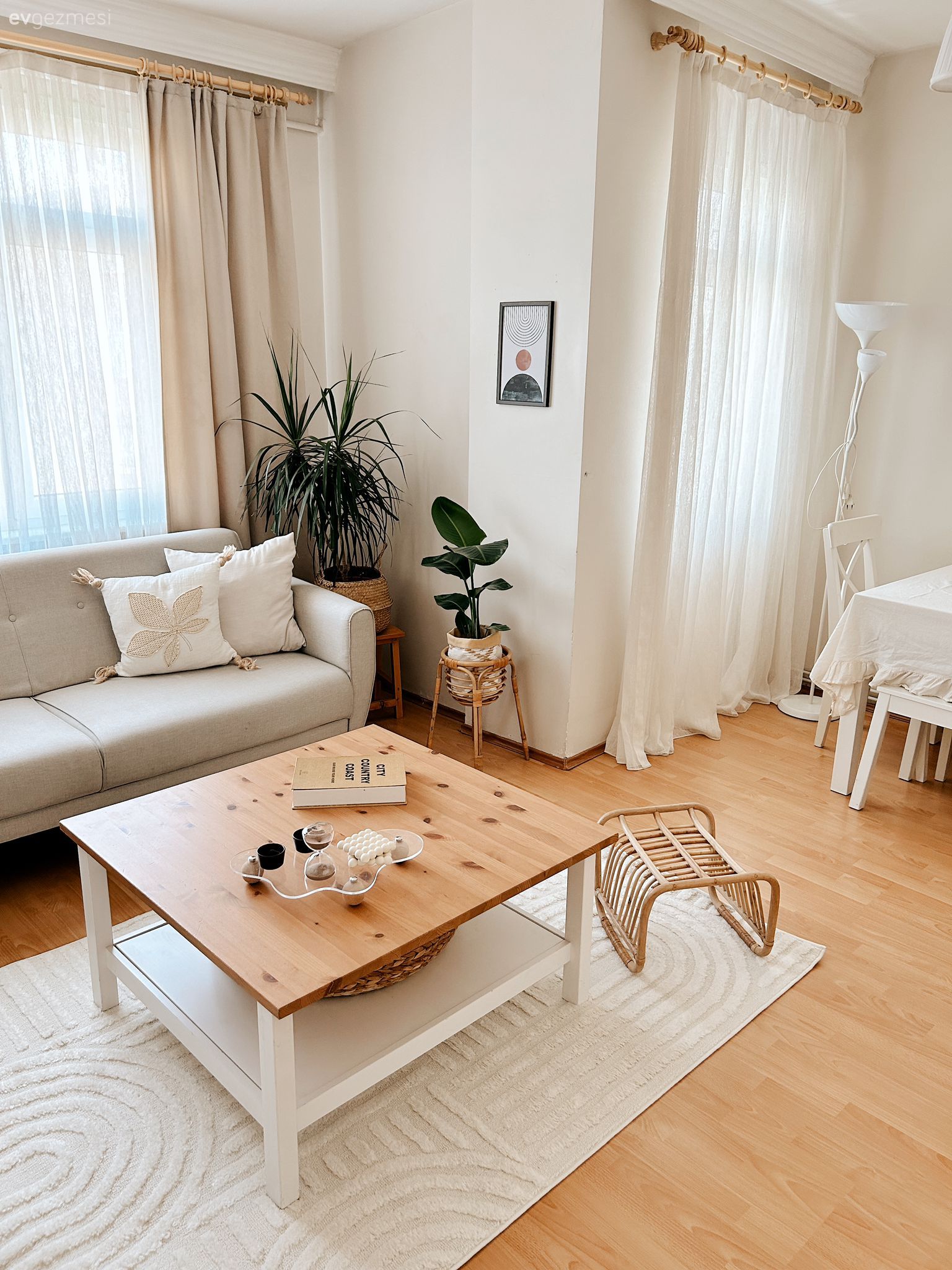 Salon, İskandinav, Bej, Beyaz, Krem, Fon perde, Perde, Koltuk takımı, Kırlent, Ev tekstili, Ev bitkisi, Saksı, Orta sehpa, Sehpa, Halı, Salon halısı, Tül perde, Sandalye, Yemek masası