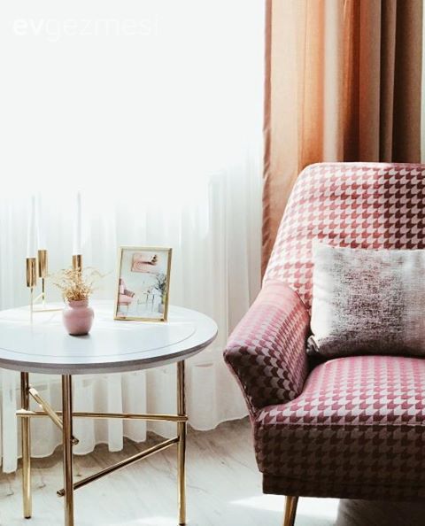 Pembe, Beyaz, Pötikare kumaş, Ev tekstili, Berjer, Kırlent, Fon perde, Perde, Fener, Ev Aksesuar, Metal ayaklı sehpa, Sehpa