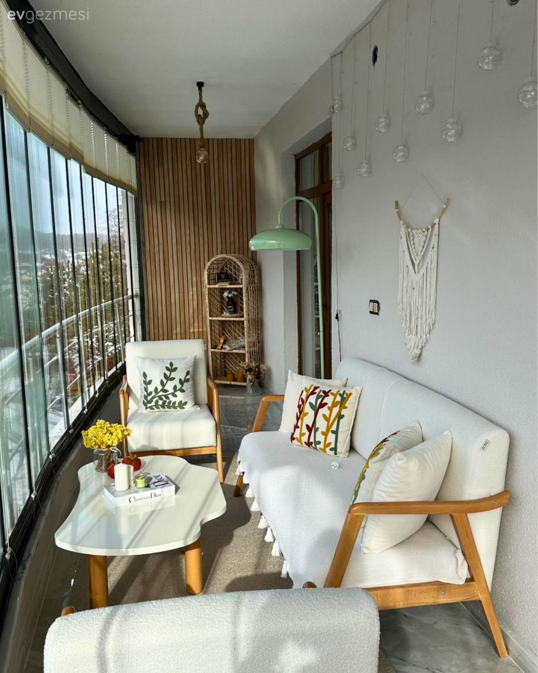 Balkon, Modern, Balkon oturma grubu, Duvar çıtalama, Kırlent, Ev tekstili, Orta sehpa, Sehpa, Berjer, Koltuk takımı, Dekoratif Objeler, Balkon duvar dekorasyonu, Kapalı balkon