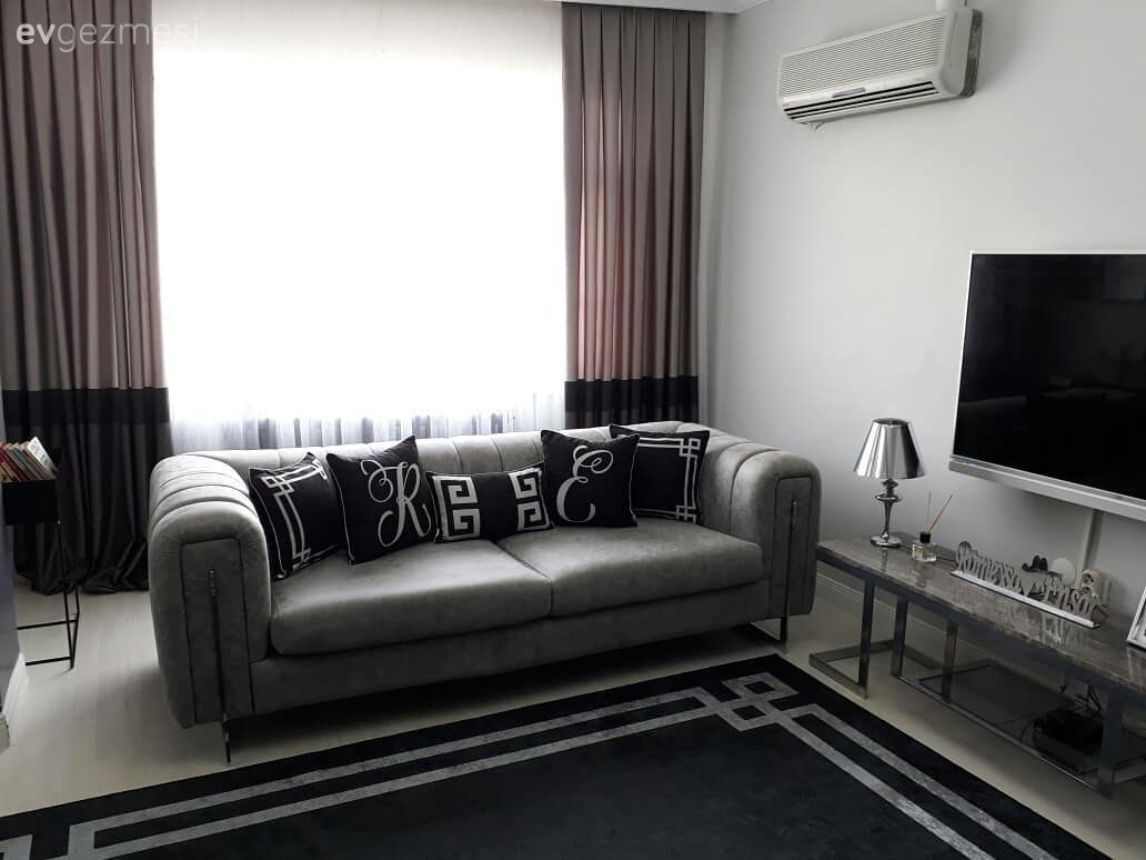 Salon, Gri, Antrasit  , Halı, Salon halısı, Metal ayaklı sehpa, Sehpa, Tv ünitesi, Tv ünitesi aksesuarları, Abajur, Aydınlatma, Koltuk takımı, Kırlent, Ev Aksesuar, Dekoratif Objeler, Perde, Fon perde, Tül perde