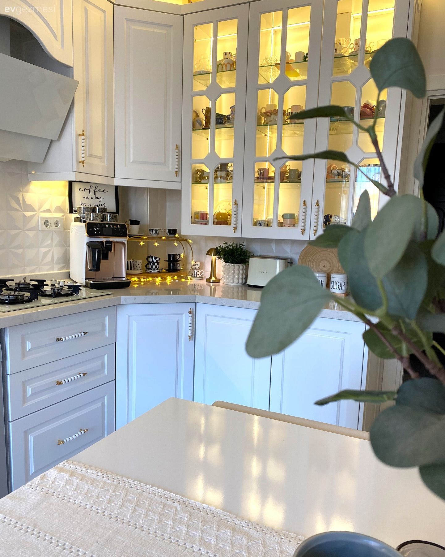 Bu İzmir Evinde Mutfak ve Balkon Keyif Konusunda Birbiriyle Yarışıyor!