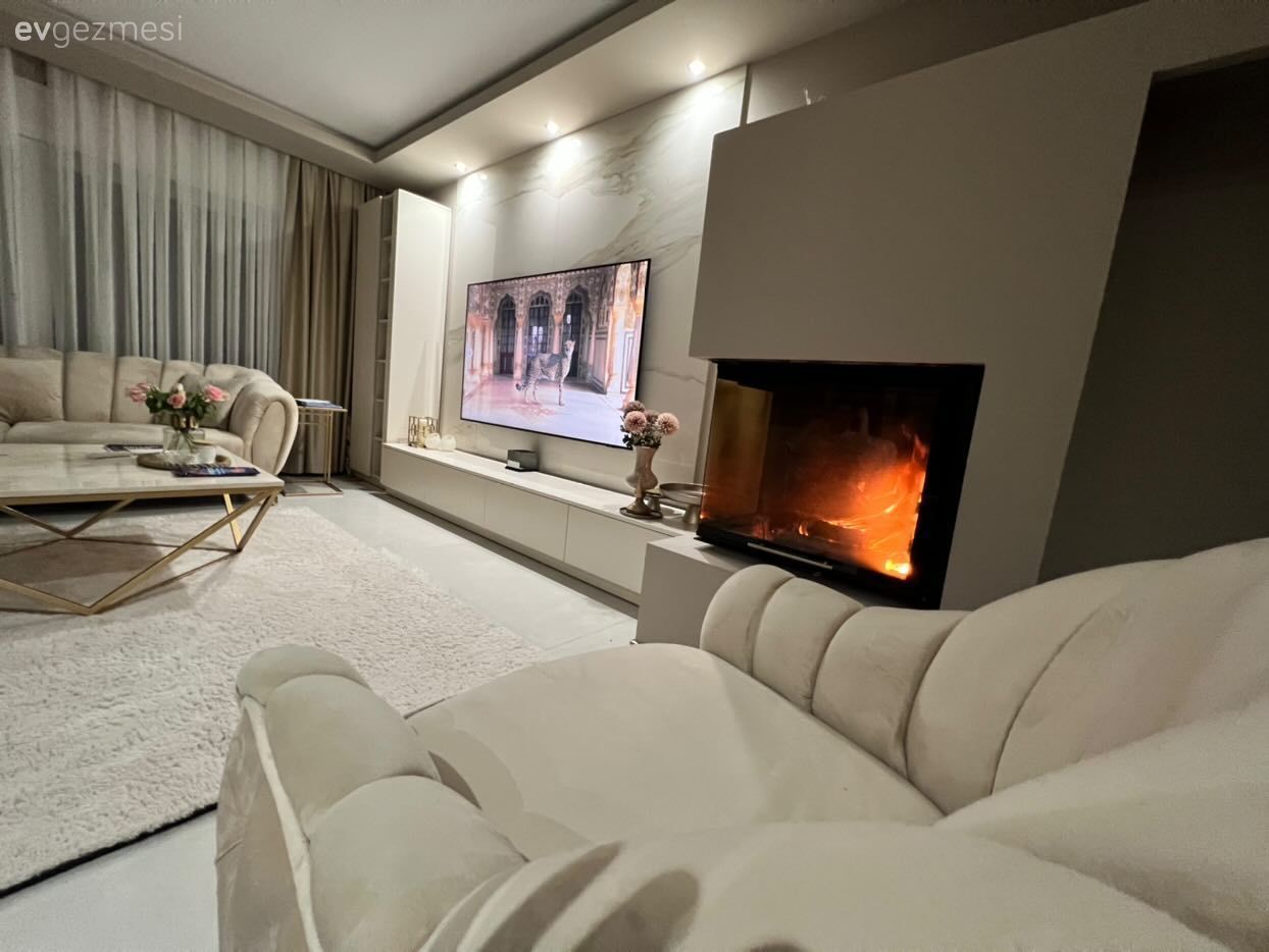 Salon, Modern, Beyaz, Bej, Krem, Koltuk takımı, Orta sehpa, Sehpa, Berjer, Kırlent, Ev tekstili, Şömine, Avize, Aydınlatma, Salon avizesi, Krem duvar, Duvar Nişleri