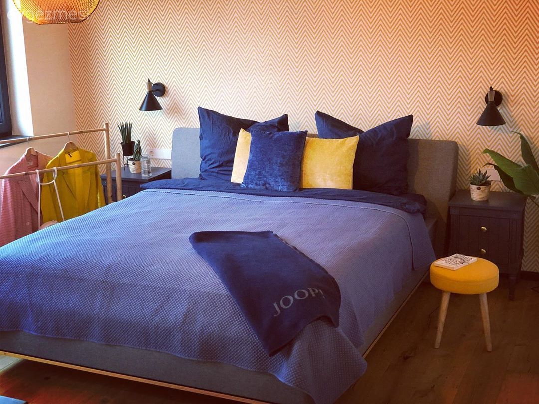 Yatak Odası, Mavi, Sarı, Komodin, Yatak başlığı, Kırlent, Ev tekstili, Puf, Ev bitkisi