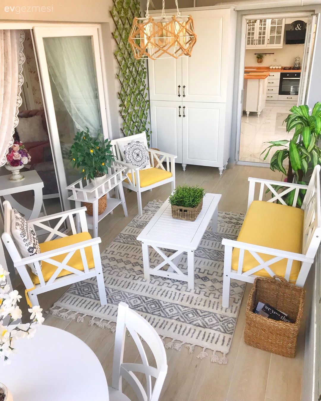 Balkon, Beyaz, Sarı, Siyah, Balkon oturma grubu, Sandalye, Balkon masası, Balkon çiçekleri, Balkon avizesi, Balkon halısı, Ev bitkisi