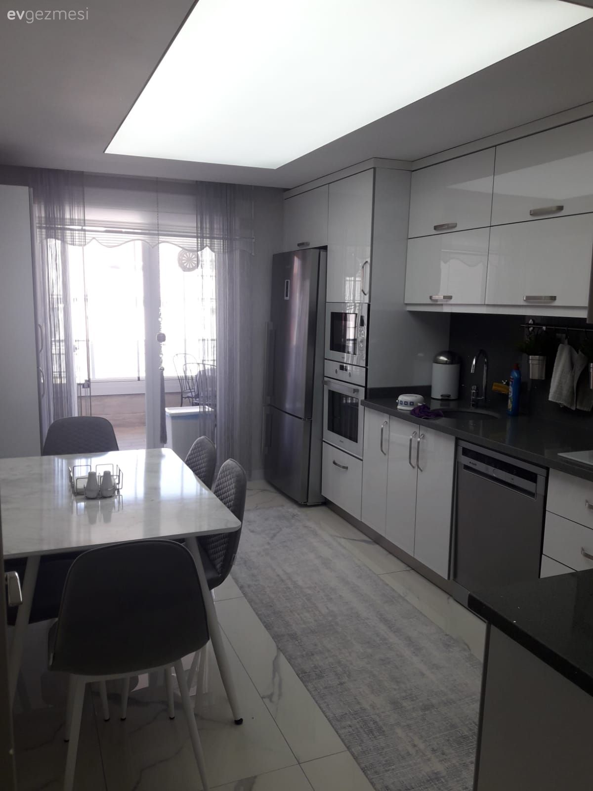 Mutfak, Beyaz mutfak, Gri, Mutfak tezgahı, Mutfak tezgah arası, Mutfak halısı, Halı, Mutfak masası, Sandalye, Tavan dekorasyon, Davlumbaz, Ankastre, Mutfak perdesi