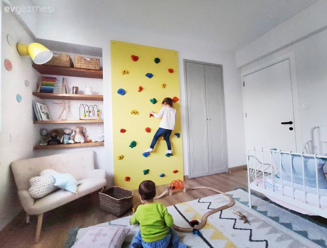 Çocuk Odası, Sarı, Mavi, Beyaz, Duvar rafı, Duvar dekorasyonu, Zigzak desen, Çocuk odası halısı, Hasır sepet, Çocuk odası aydınlatması