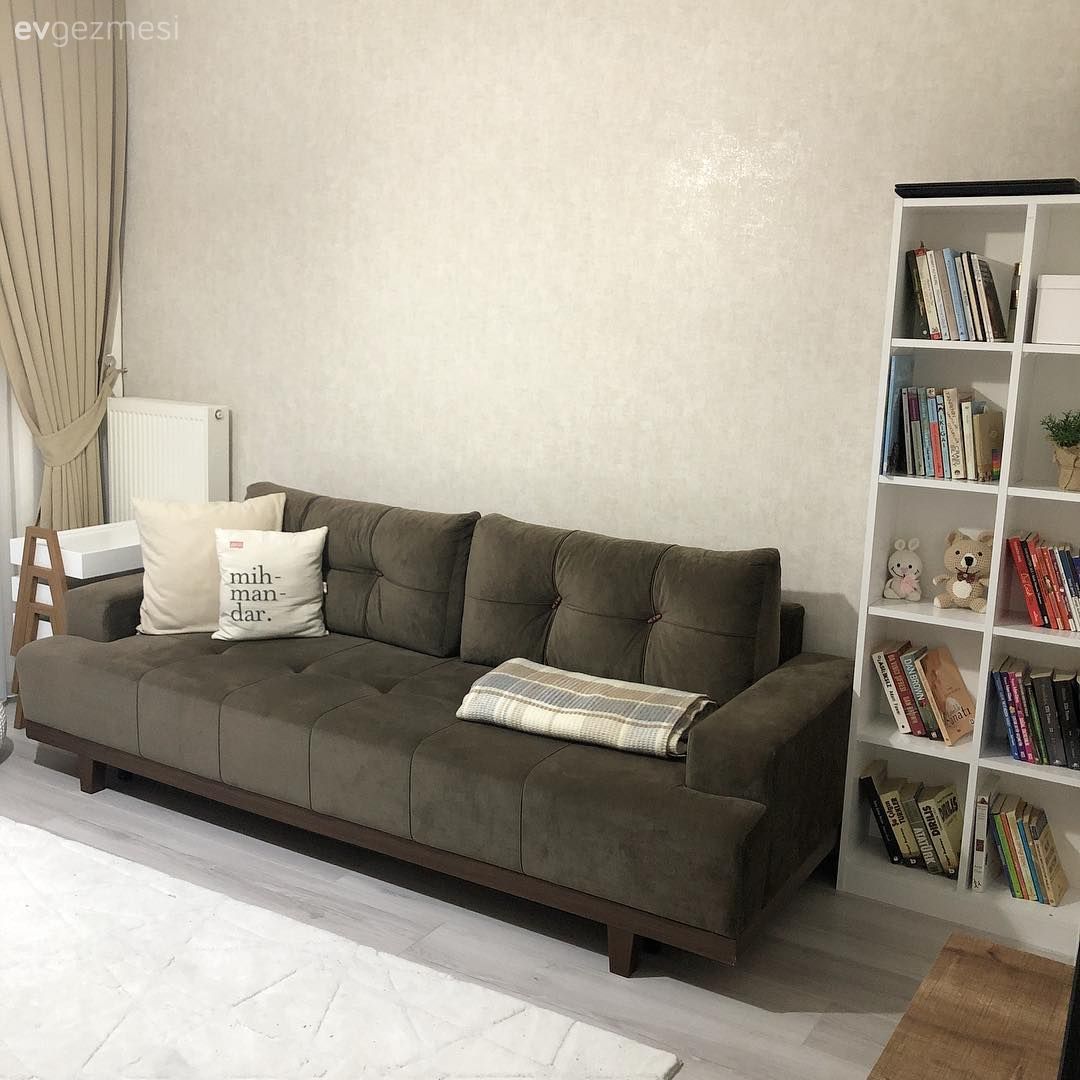 Oturma Odası, Beyaz, Kahverengi, Koltuk takımı, Halı, Kırlent, Ev tekstili, Zigon sehpa, Sehpa, Kitaplık