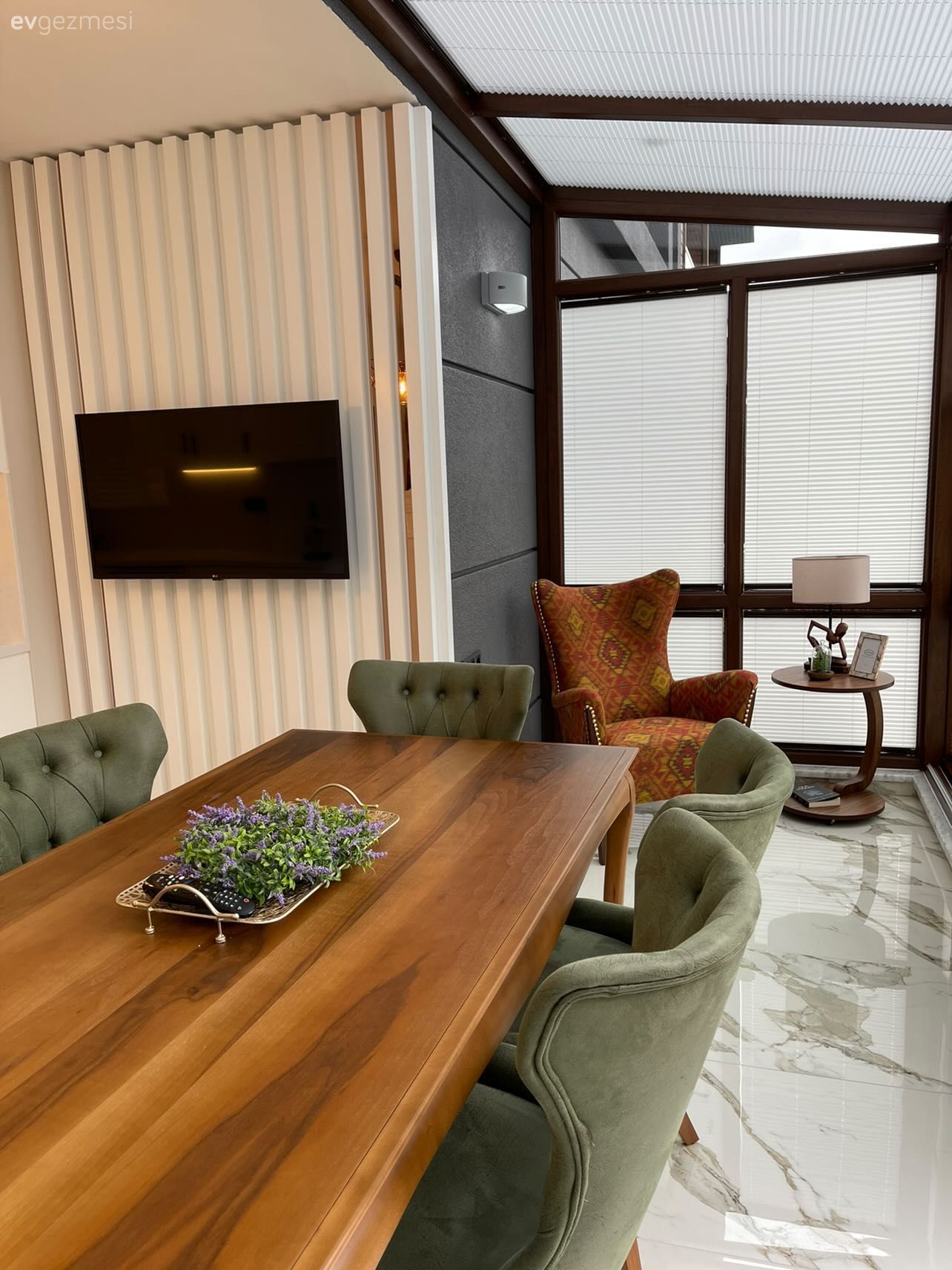 Mutfak, Beyaz, Siyah, Ahşap masa, Mutfak zemin seramikleri, Mutfak duvar dekorasyonu, Mutfak televizyonu, Mutfak Avize Modelleri, Yan sehpa, Sehpa, Berjer