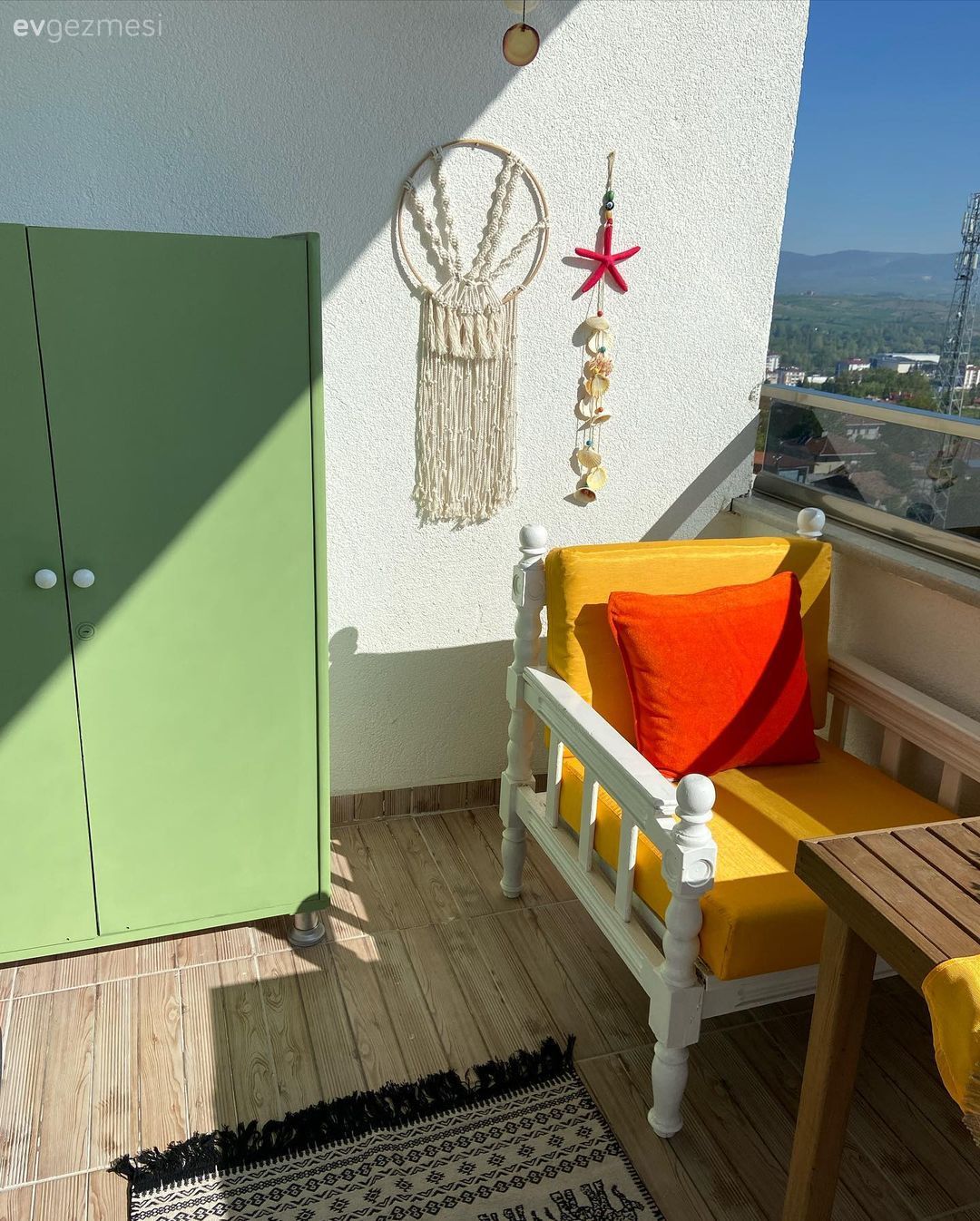 Pahalı Parçalardan Uzak Kalarak Neşesini Koruyabilen Bir Balkon