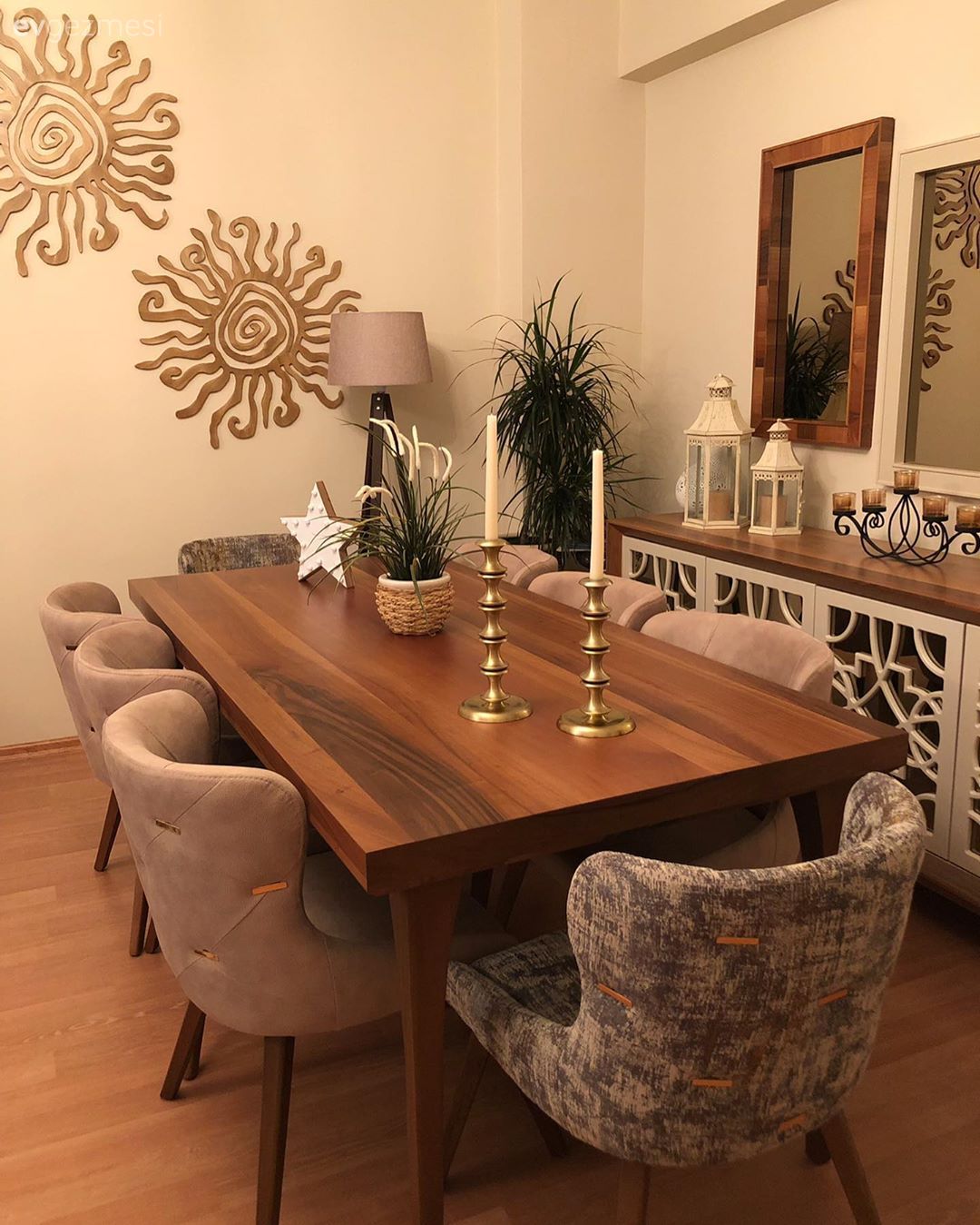 Yemek Odası, Ahşap Mobilya, Sandalye, Gri, Kahverengi, Pudra pembe, Duvar dekorasyonu, Yemek masası, Ahşap masa, Abajur, Aydınlatma, Şamdan, Ev Aksesuar, Mum, Konsol, Konsol üzeri dekoratif objeleri, Ayna