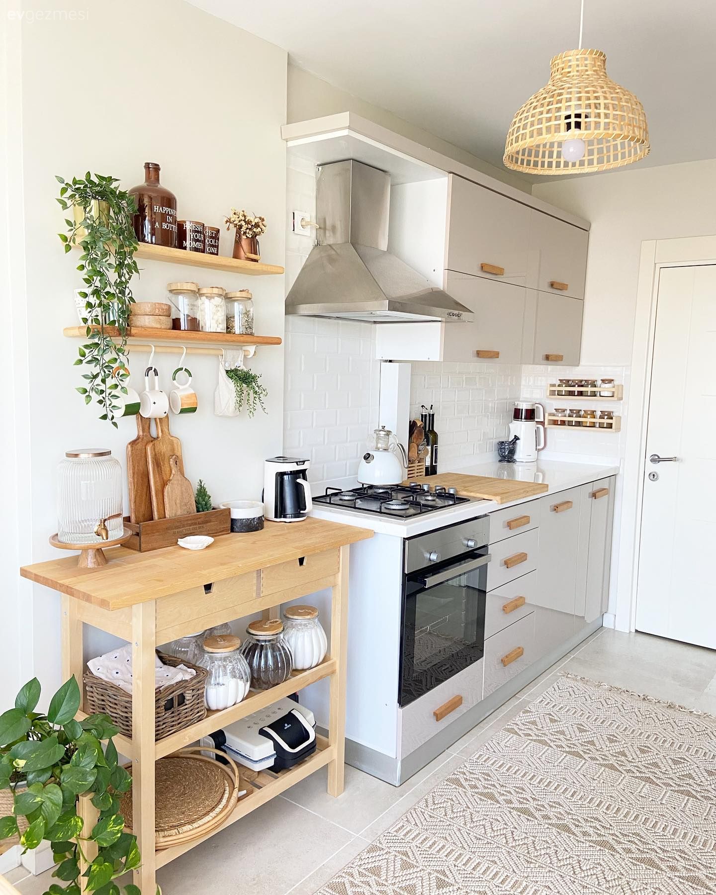 Mutfak, İskandinav, Beyaz, Siyah, Ahşap Mobilya, Kahve köşesi, Mutfak tezgahı, Mutfak tezgah arası, Tezgah arası seramik, Mutfak halısı, Mutfak Avize Modelleri, Ev bitkisi, Davlumbaz