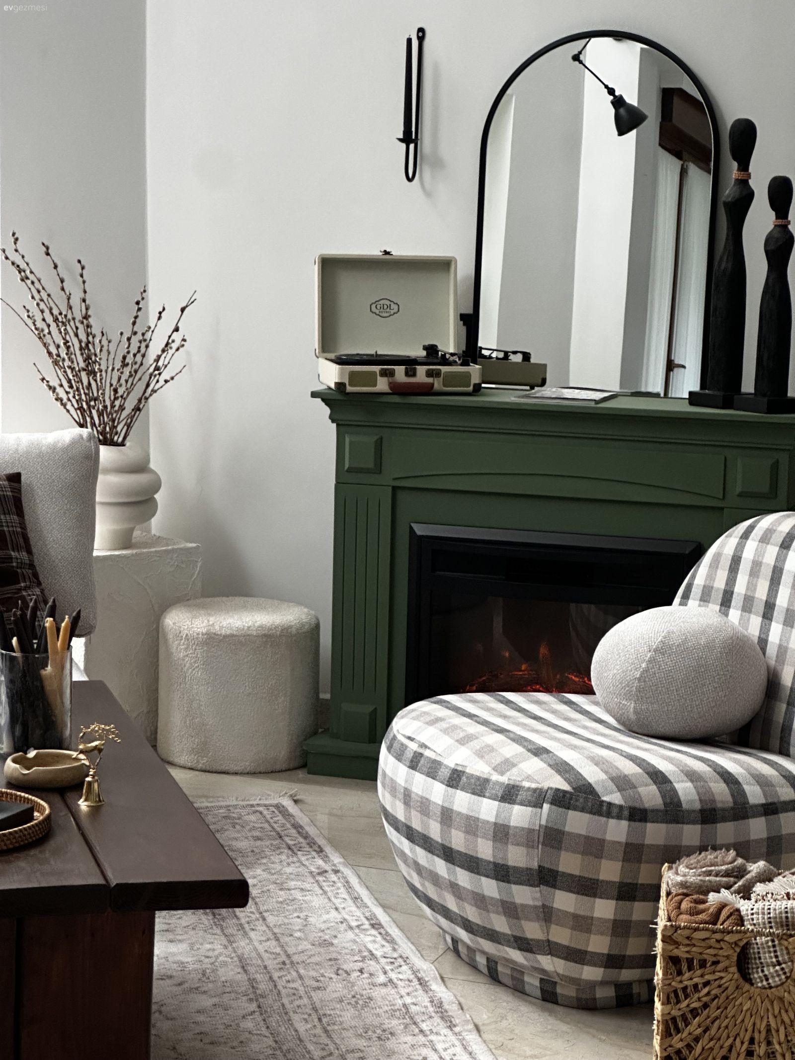 Yüksek Tavanlı Bu Evde Mutfakta Vitray Sürprizi Var