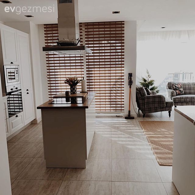 Beyaz ve Ahşap Uyumu Bu İstanbul Evinin Her Köşesinde Yankılanmış