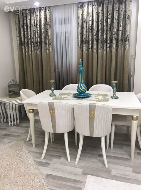 Koltuk takımı, Beyaz, Kırlent, Ev tekstili, Altın, Fon perde, Perde, Tül perde, Yemek masası, Vazo, Ev Aksesuar, Dekoratif Objeler, Mavi, Sandalye, Parke, Zigon sehpa, Sehpa