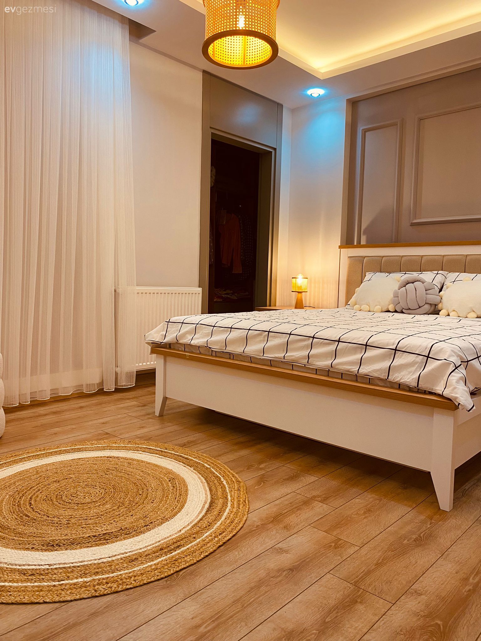 Yatak Odası, İskandinav, Beyaz, Bej, Krem, Ahşap Mobilya, Yatak başlığı, Jüt halı, Halı, Parke, Tül perde, Perde, Avize, Aydınlatma