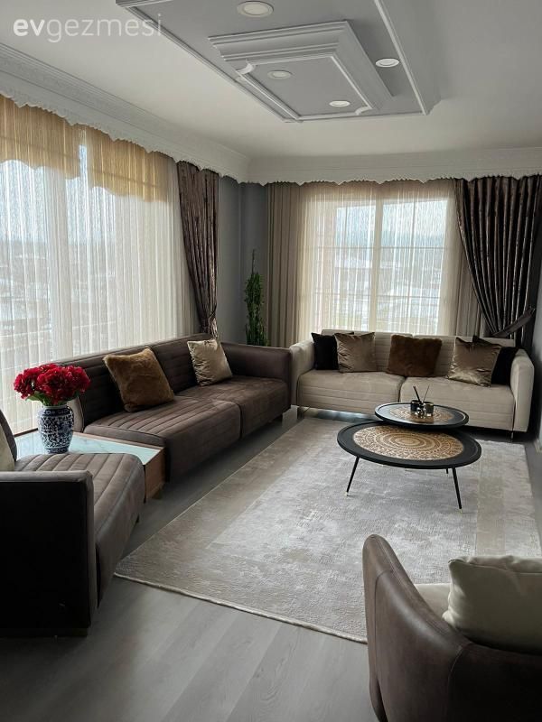 Salon, Klasik, Kahverengi, Krem, Bej, Koltuk takımı, Fon perde, Perde, Tül perde, Halı, Salon halısı, Orta sehpa, Sehpa, Berjer, Kırlent, Ev tekstili
