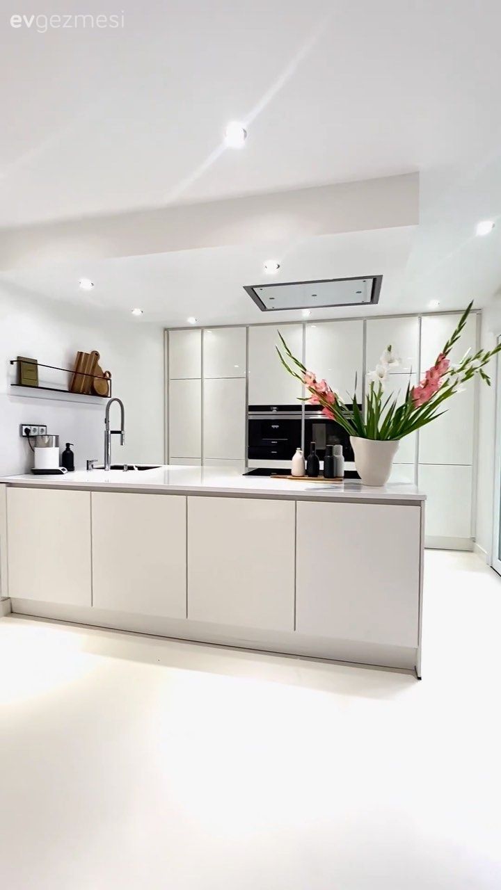 Mutfak, Beyaz, Modern mutfak, Kulpsuz mutfak dolabı, Mutfak tezgahı, Mutfak tezgah arası, Mutfak rafı, Spot aydınlatma, Aydınlatma, Mutfak aksesuarları