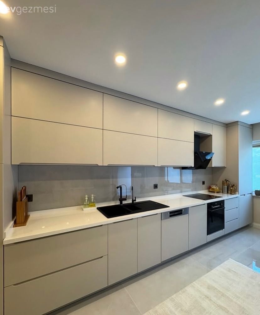 Koridor Tipi Bu Mutfakta Kulpsuz Panel Kapaklar Zamansızlık Sunmuş