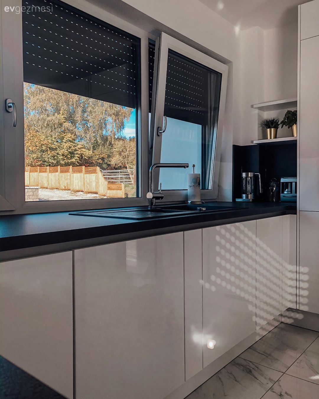 Mutfak, Beyaz, Siyah, Mutfak tezgahı, Mutfak tezgah arası, Siyah tezgah