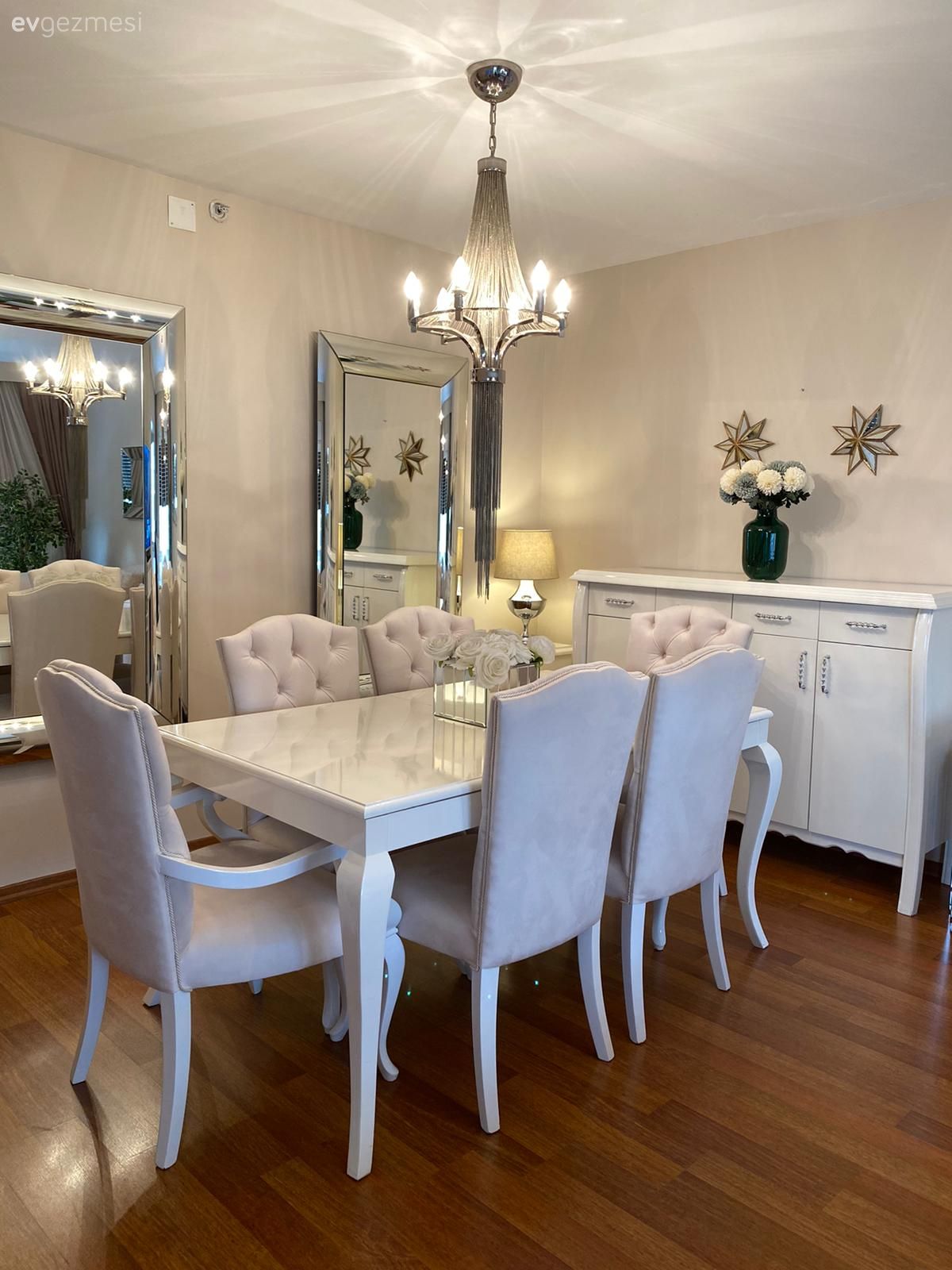 Yemek Odası, Beyaz, Yemek masası, Sandalye, Konsol, Konsol üzeri dekoratif objeleri, Avize, Aydınlatma, Yemek odası avizesi, Boy aynası, Ayna, Dekoratif Objeler, Abajur, Parke