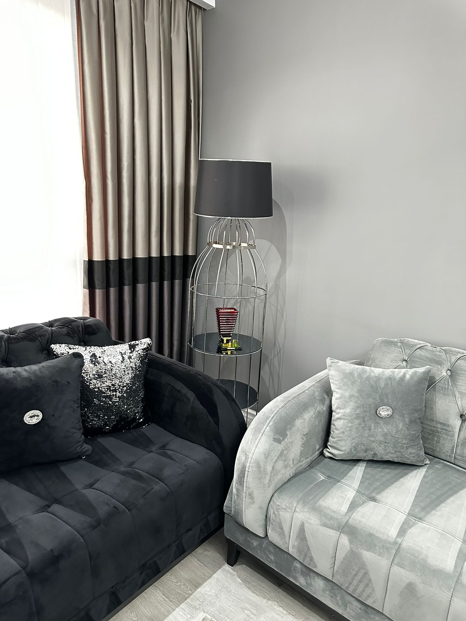 Koltuk takımı, Gri, Antrasit  , Lambader, Aydınlatma, Fon perde, Perde, Tül perde, Kırlent, Ev tekstili, Halı, Salon halısı