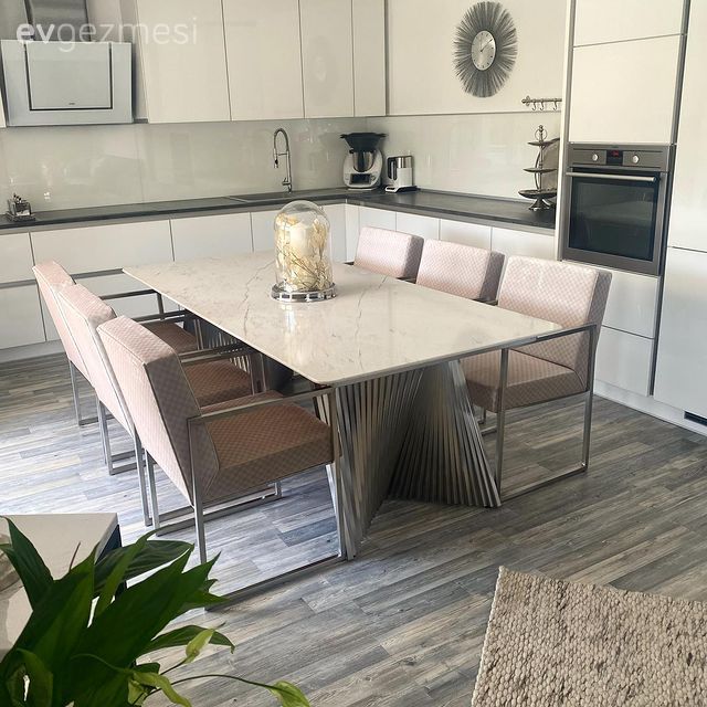 Mutfak, Modern mutfak, Beyaz, Krem, Bej, Mutfak tezgahı, Mutfak tezgah arası, Tezgah arası seramik, Kulpsuz mutfak dolabı, Mutfak masası, Sandalye, Parke, Davlumbaz, Ankastre, Ev bitkisi