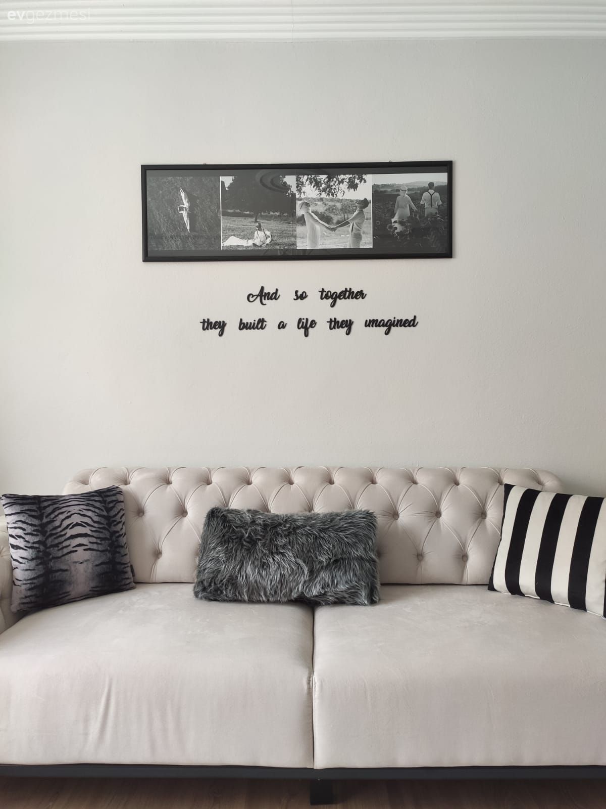 Salon, Beyaz, Bej, Koltuk takımı, Kırlent, Ev tekstili, Tablo, Duvar dekorasyonu, Çizgili desen, Desenler, Siyah- Beyaz