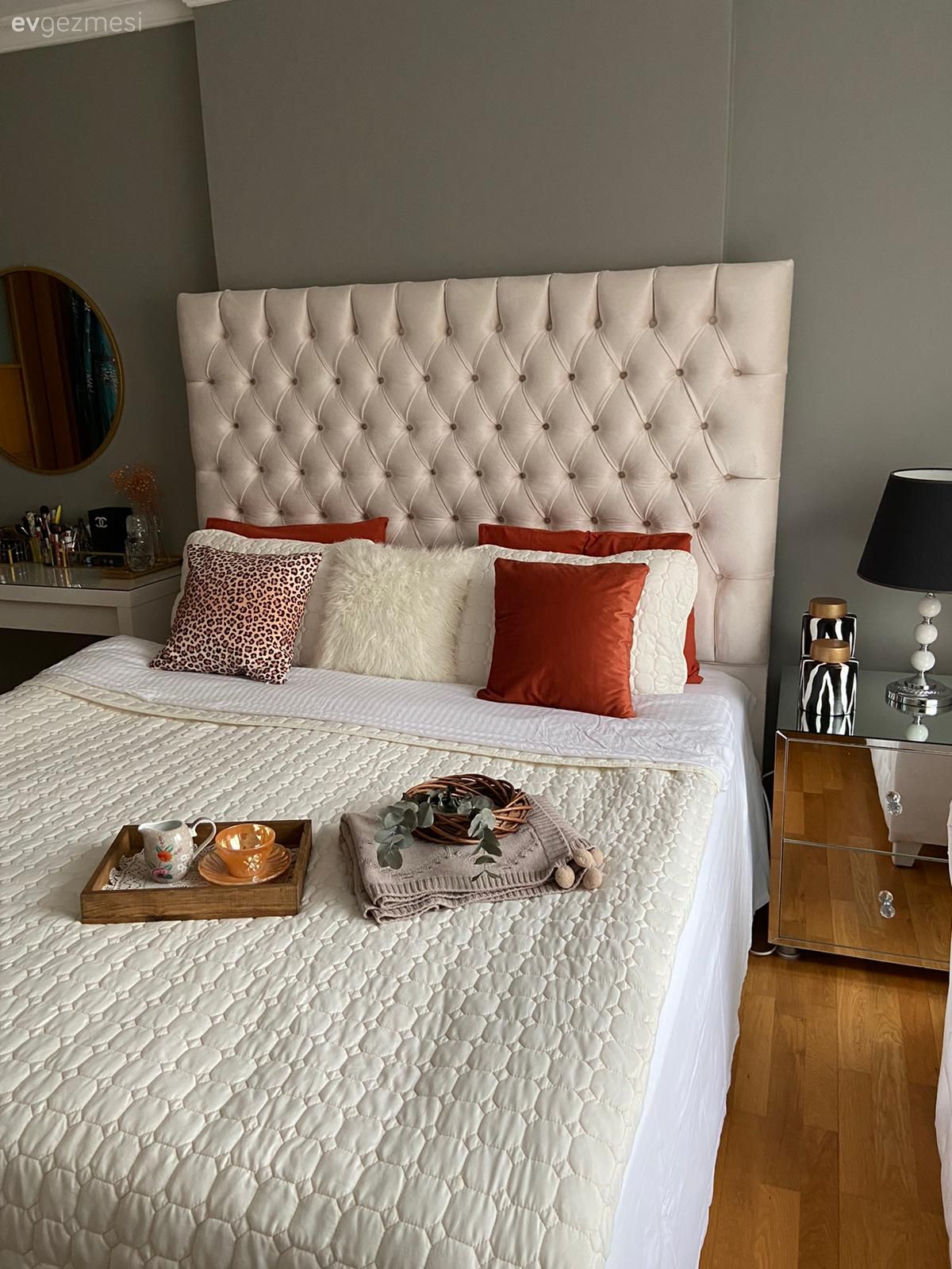 Bu Ferah Evde Eski Eşyalar Yeni Renkleriyle Alana Dahil Olmuş