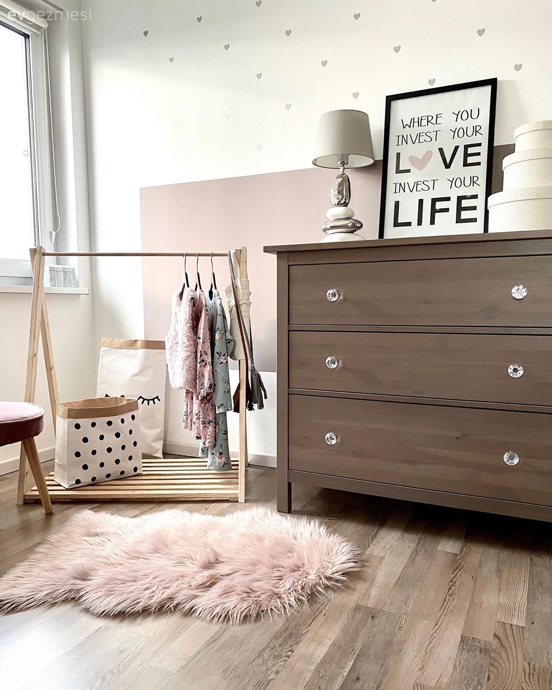 Bu Havadar Evin İçinde Açık Renkler Ahşaplarla Yoğrulmuş