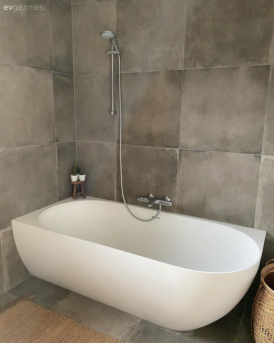 Kocaman Pencereleri Olan Bu Ev Hem Dışıyla Hem de İçiyle İlham Verici