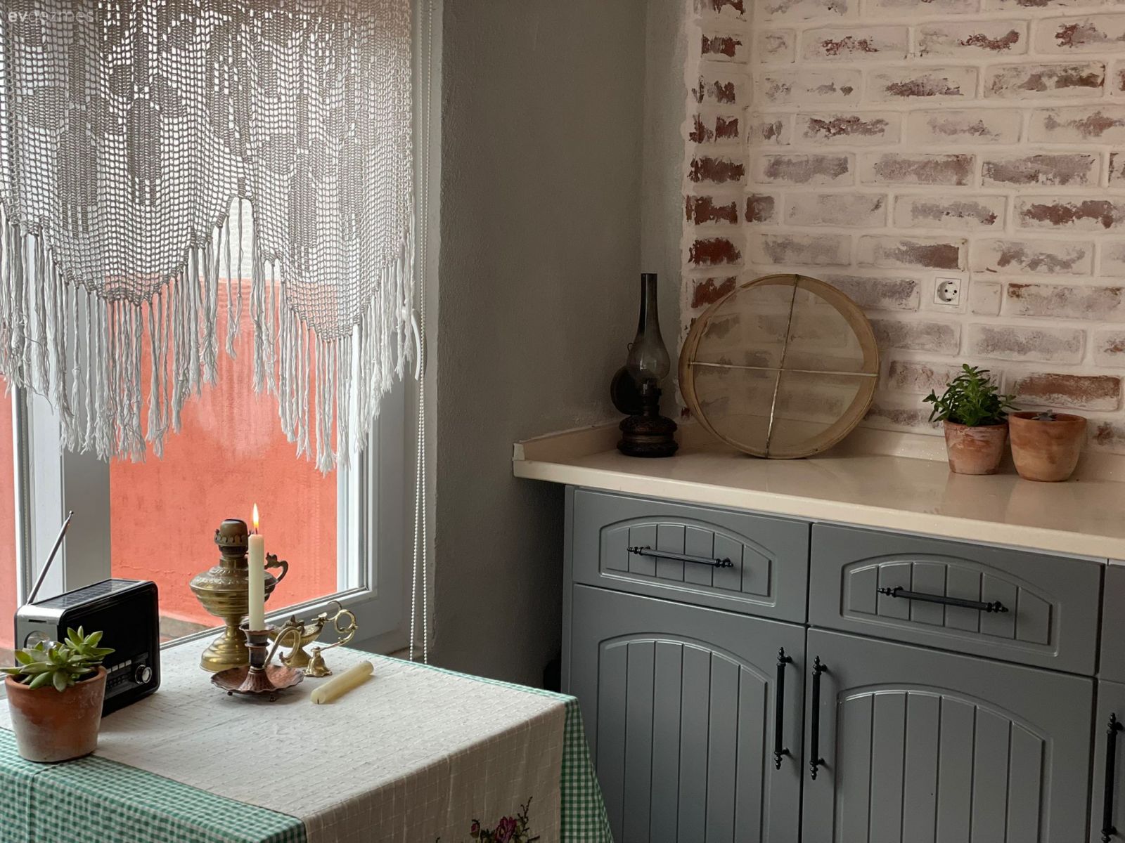 Mutfak, Gri mutfak, Beyaz, Gri, Krem, Mutfak perdesi, Masa örtüsü, Ev tekstili, Duvar kağıdı, Duvar dekorasyonu, Mutfak duvar dekorasyonu, Taş duvar, Lambri, Mutfak aksesuarları