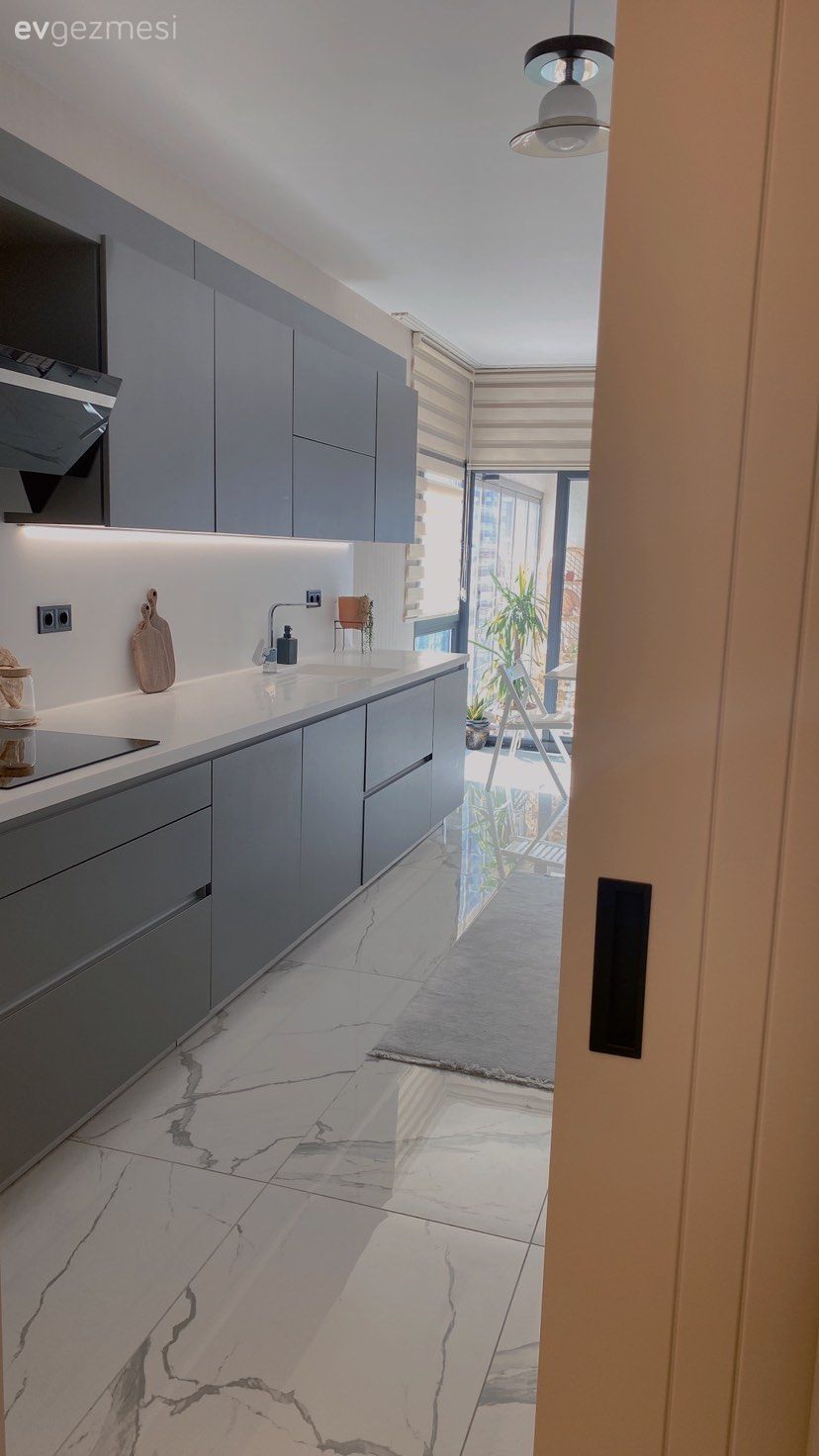 Mutfak, Gri, Beyaz, Koridor tipi mutfak, Modern mutfak, Modern, Kulpsuz mutfak dolabı, Mutfak tezgahı, Mutfak tezgah arası, Tezgah arası seramik, Mutfak zemin seramikleri, Mutfak halısı, Aydınlatma, Mutfak Avize Modelleri, Zebra Perde, Perde